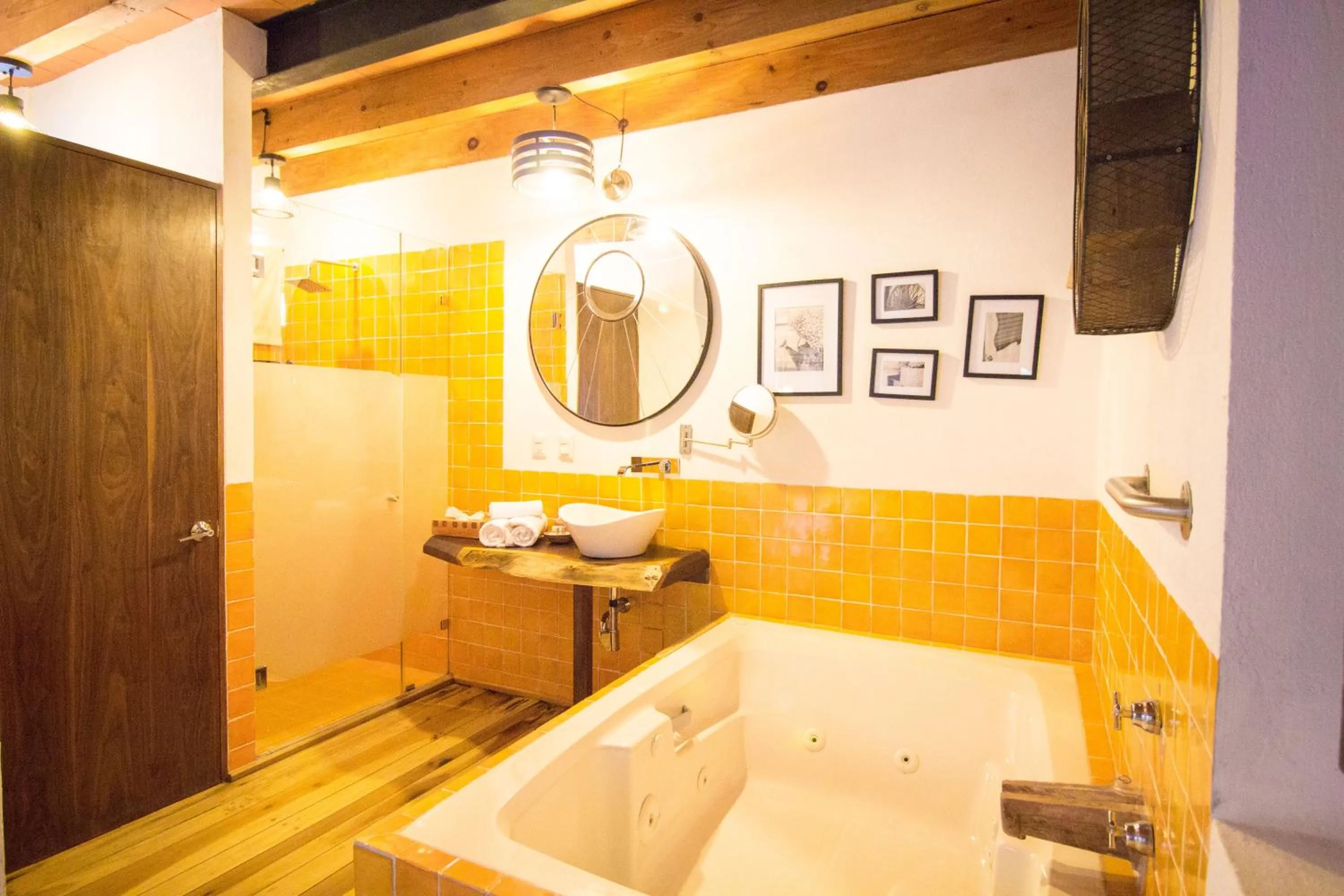 Shower in Mesón De Leyendas Breakfast & Downtown