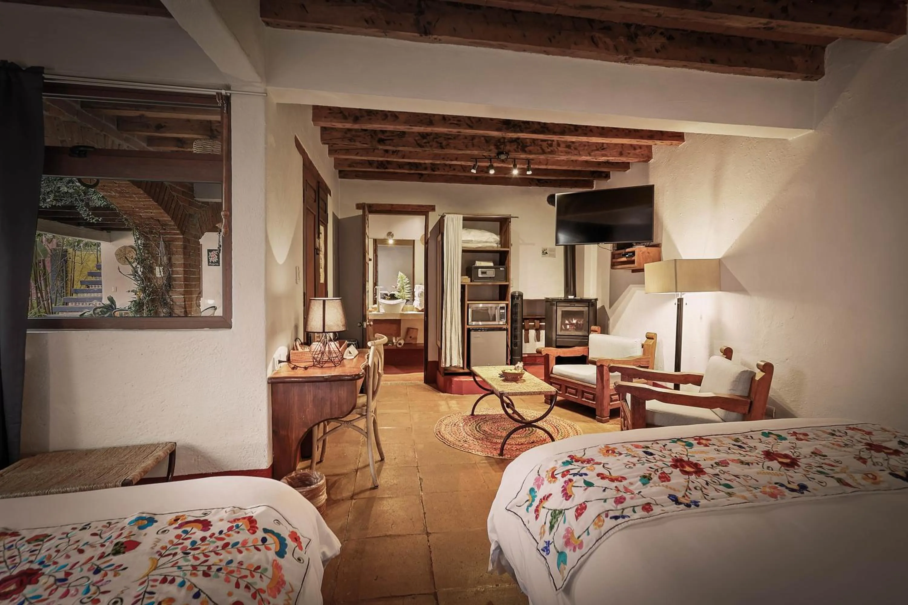 Communal lounge/ TV room, Bed in Mesón De Leyendas Breakfast & Downtown