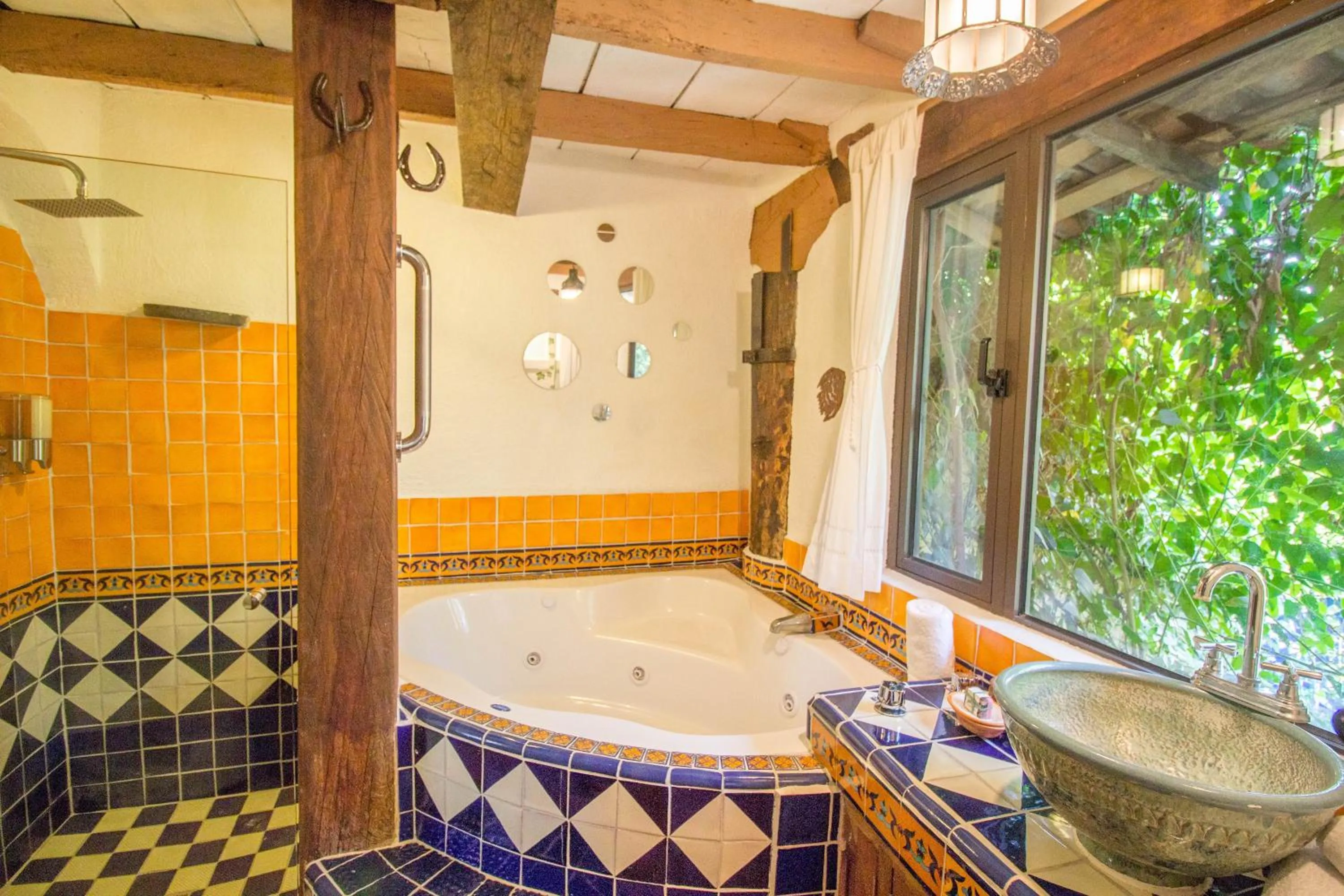 Shower in Mesón De Leyendas Breakfast & Downtown