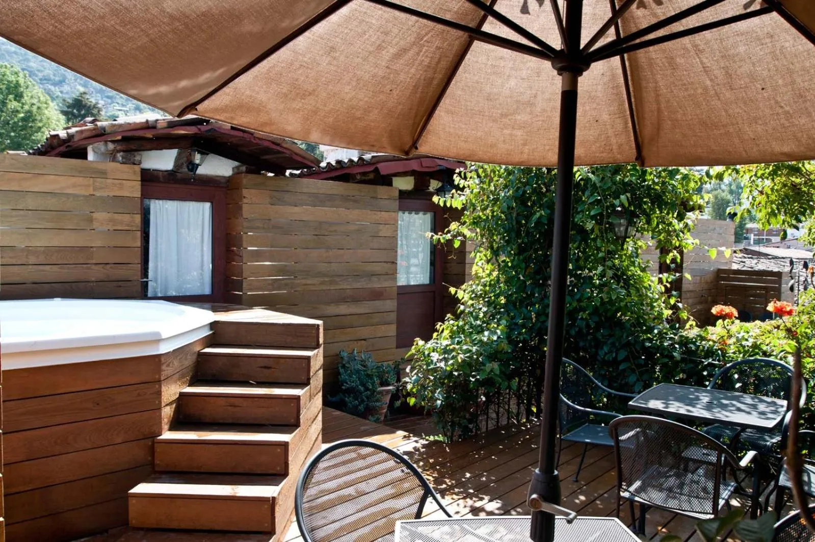 Hot Tub in Mesón De Leyendas Breakfast & Downtown