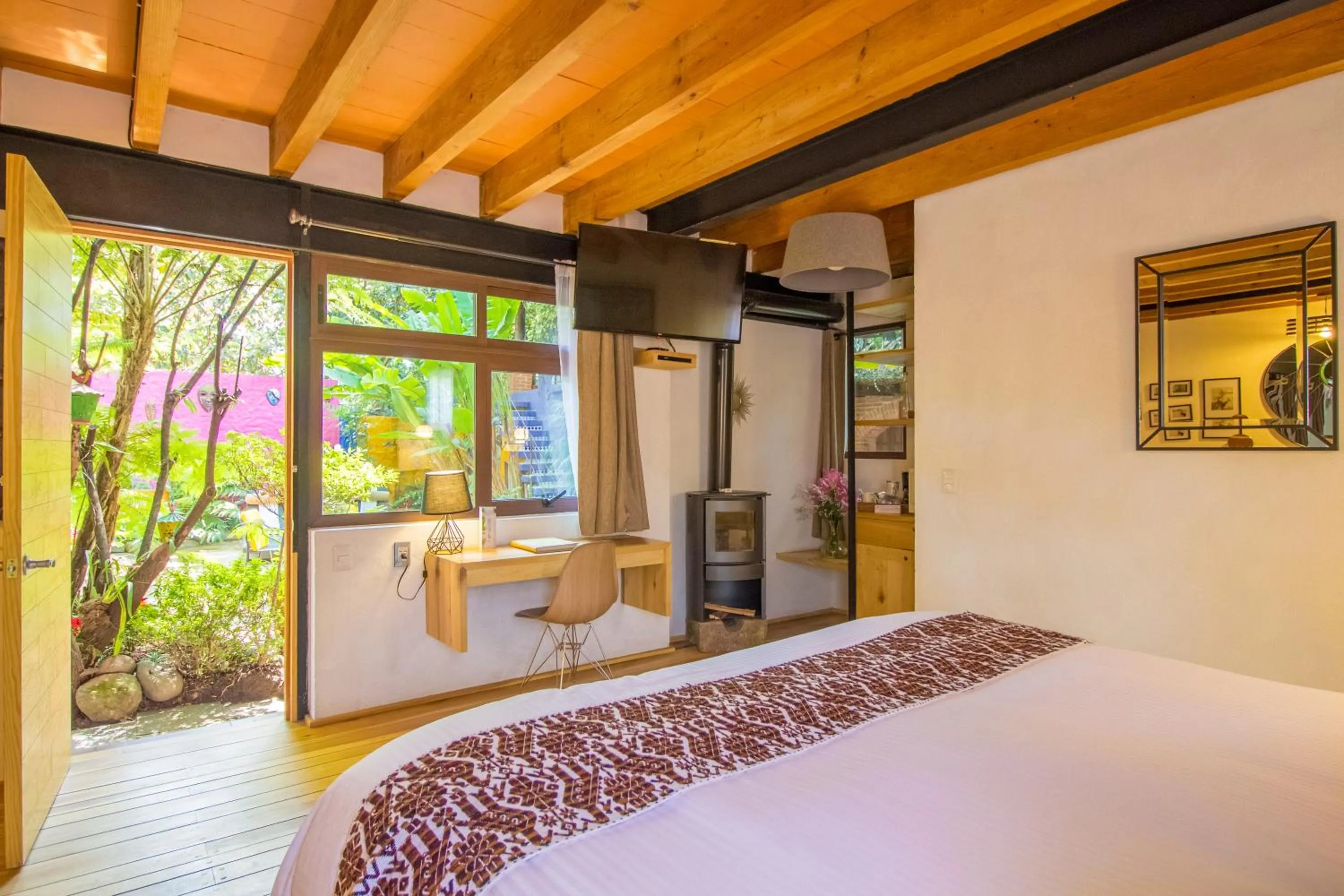 Photo of the whole room, Bed in Mesón De Leyendas Breakfast & Downtown