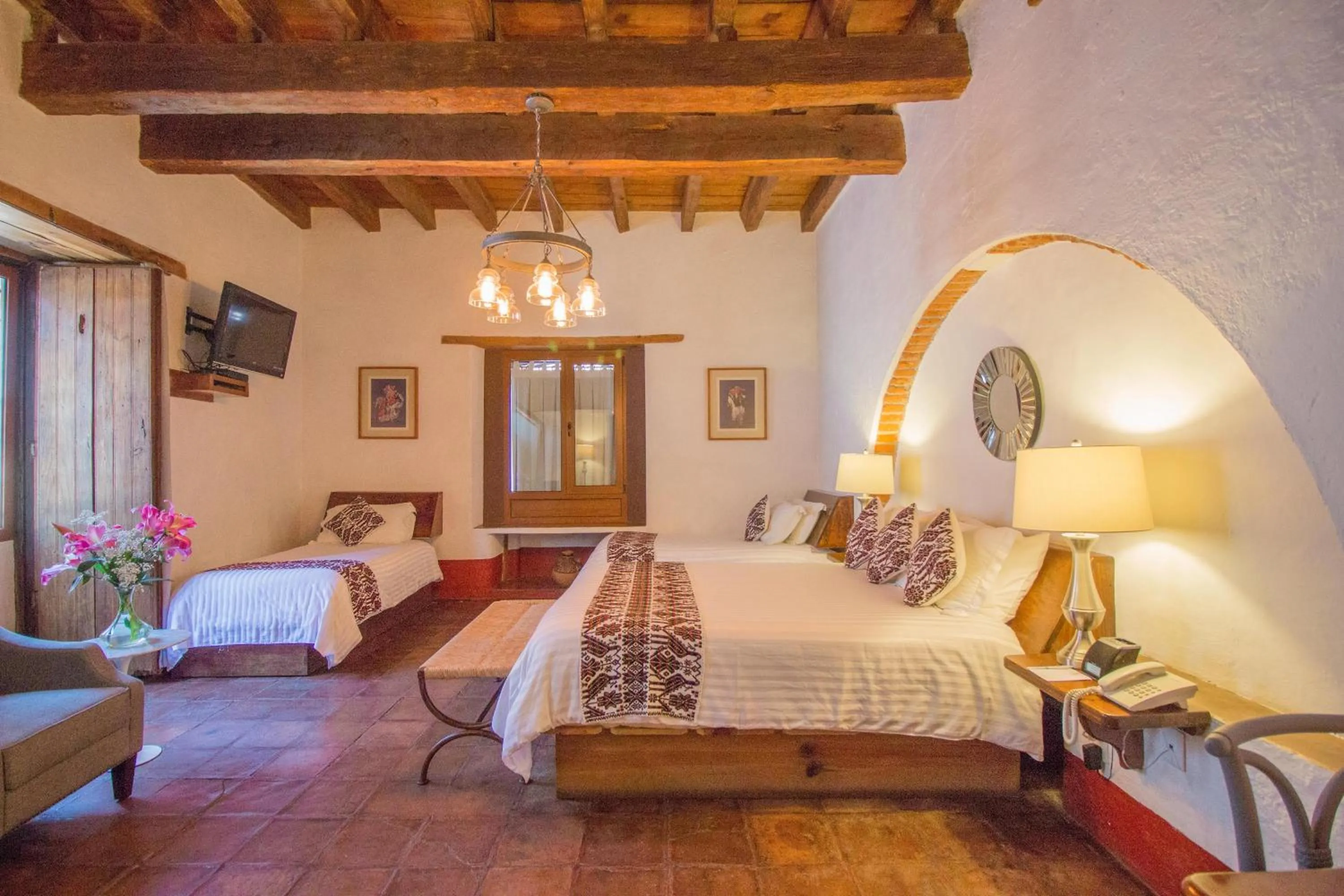 Photo of the whole room, Bed in Mesón De Leyendas Breakfast & Downtown