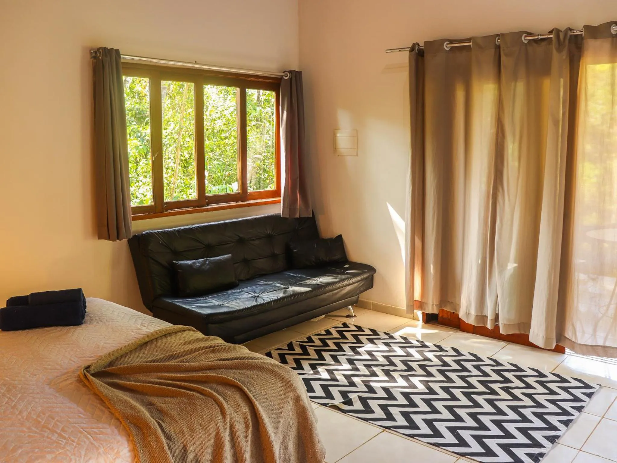 Living room, Bed in Chalés Pura Vida