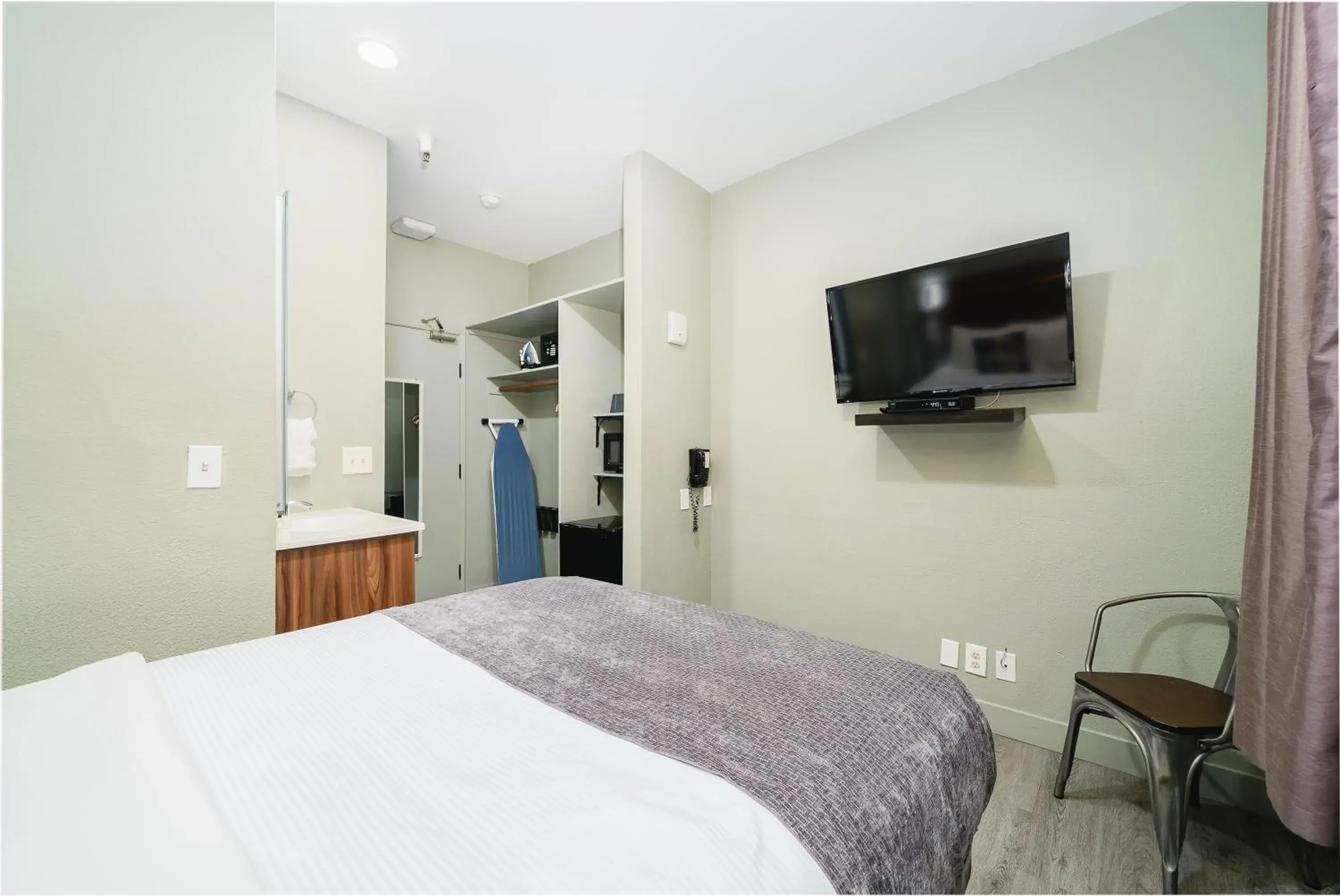 Double Room - Non-Smoking in Urban Boutique Hotel- Little Italy, Downtown San Diego Double Room - Non-Smoking in Urban Boutique Hotel- Little Italy, Downtown San Diego