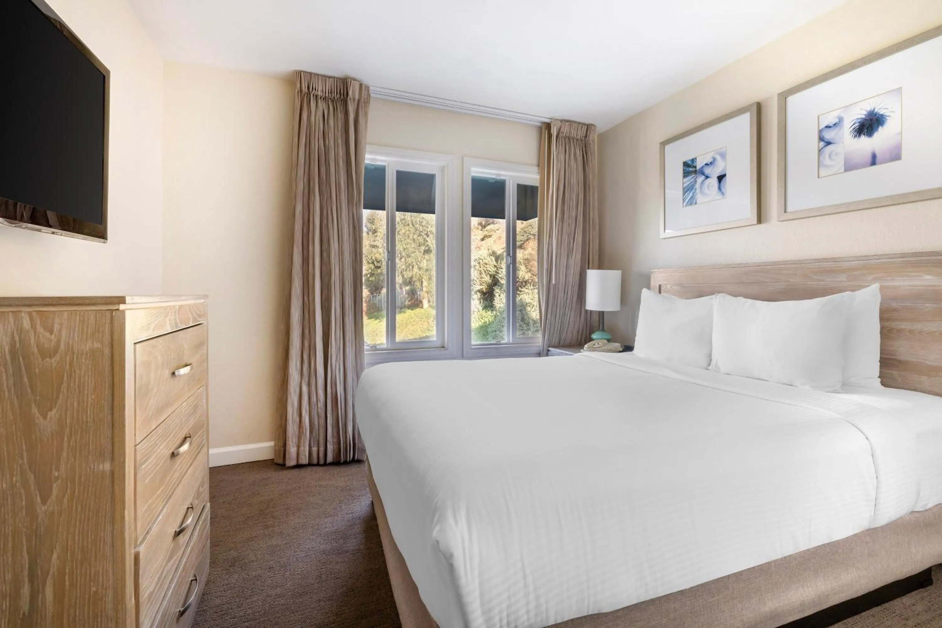 Bedroom, Bed in Hilton Vacation Club Riviera Beach & Shores