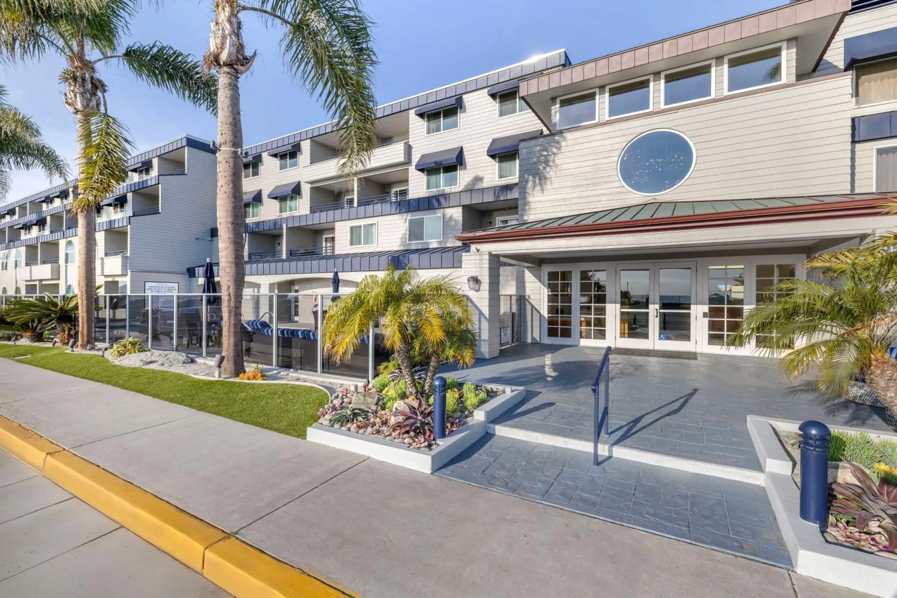 Property building in Hilton Vacation Club Riviera Beach & Shores Property building in Hilton Vacation Club Riviera Beach & Shores