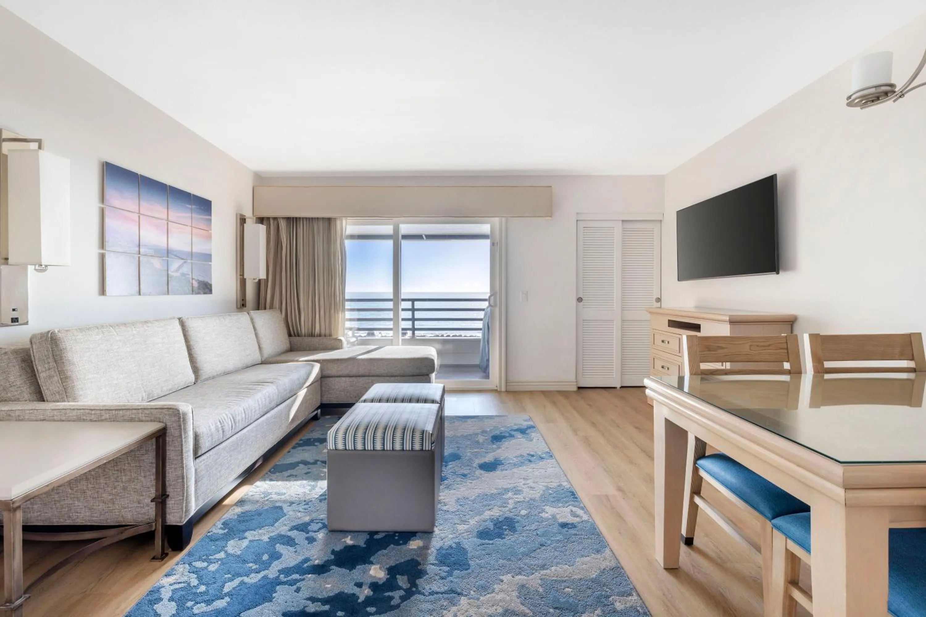 Living room, Bed in Hilton Vacation Club Riviera Beach & Shores