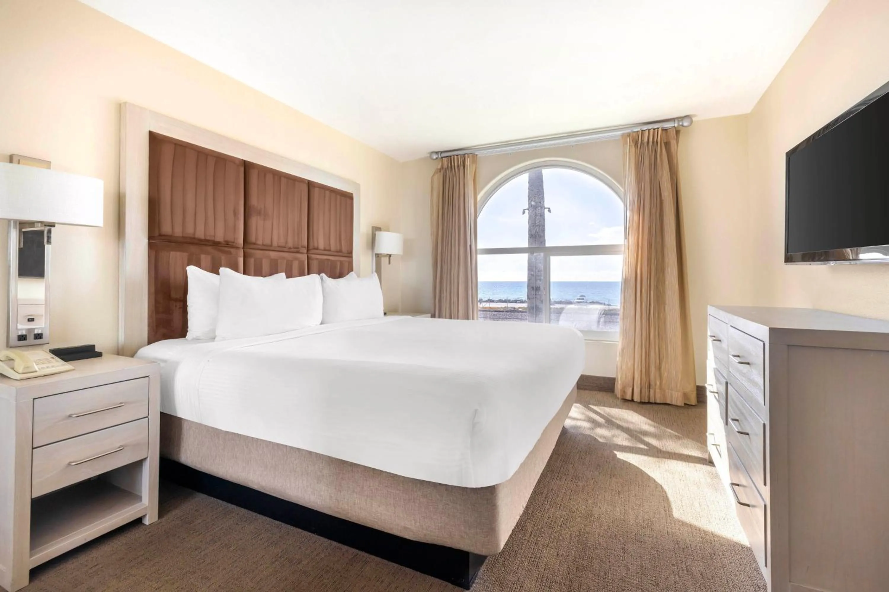 Bedroom, Bed in Hilton Vacation Club Riviera Beach & Shores