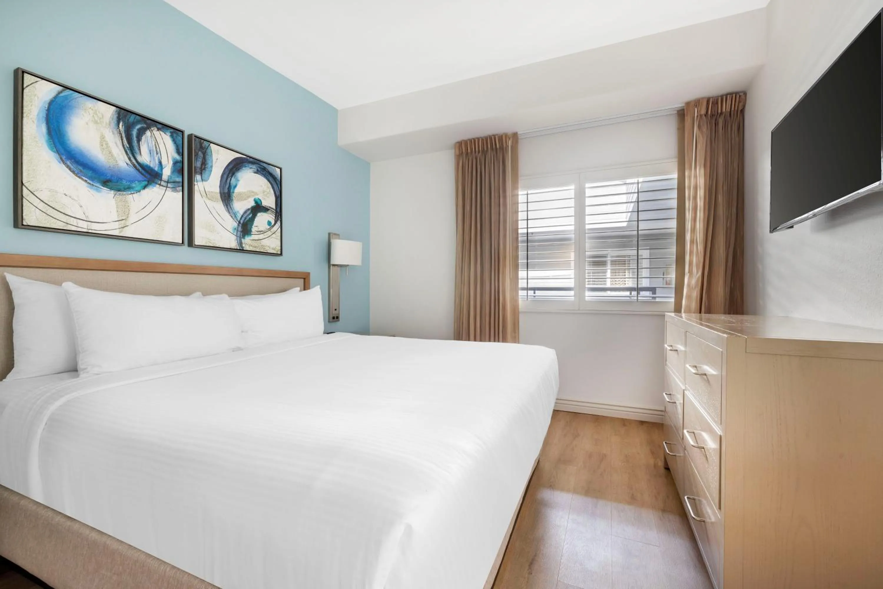 Bedroom, Bed in Hilton Vacation Club Riviera Beach & Shores