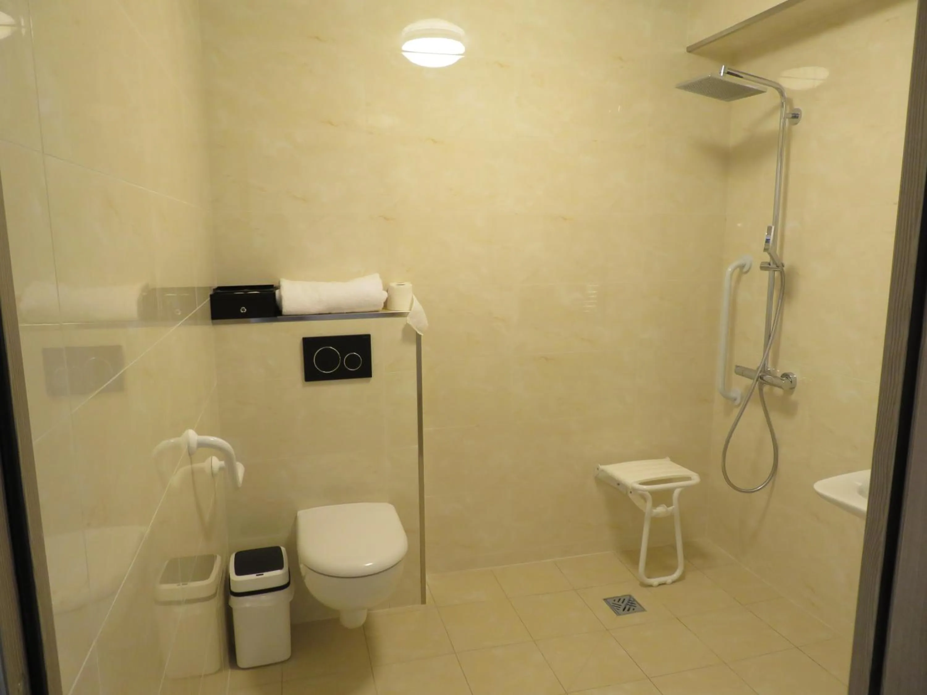 Bathroom in KYRIAD ROUEN SUD - Sotteville les Rouen