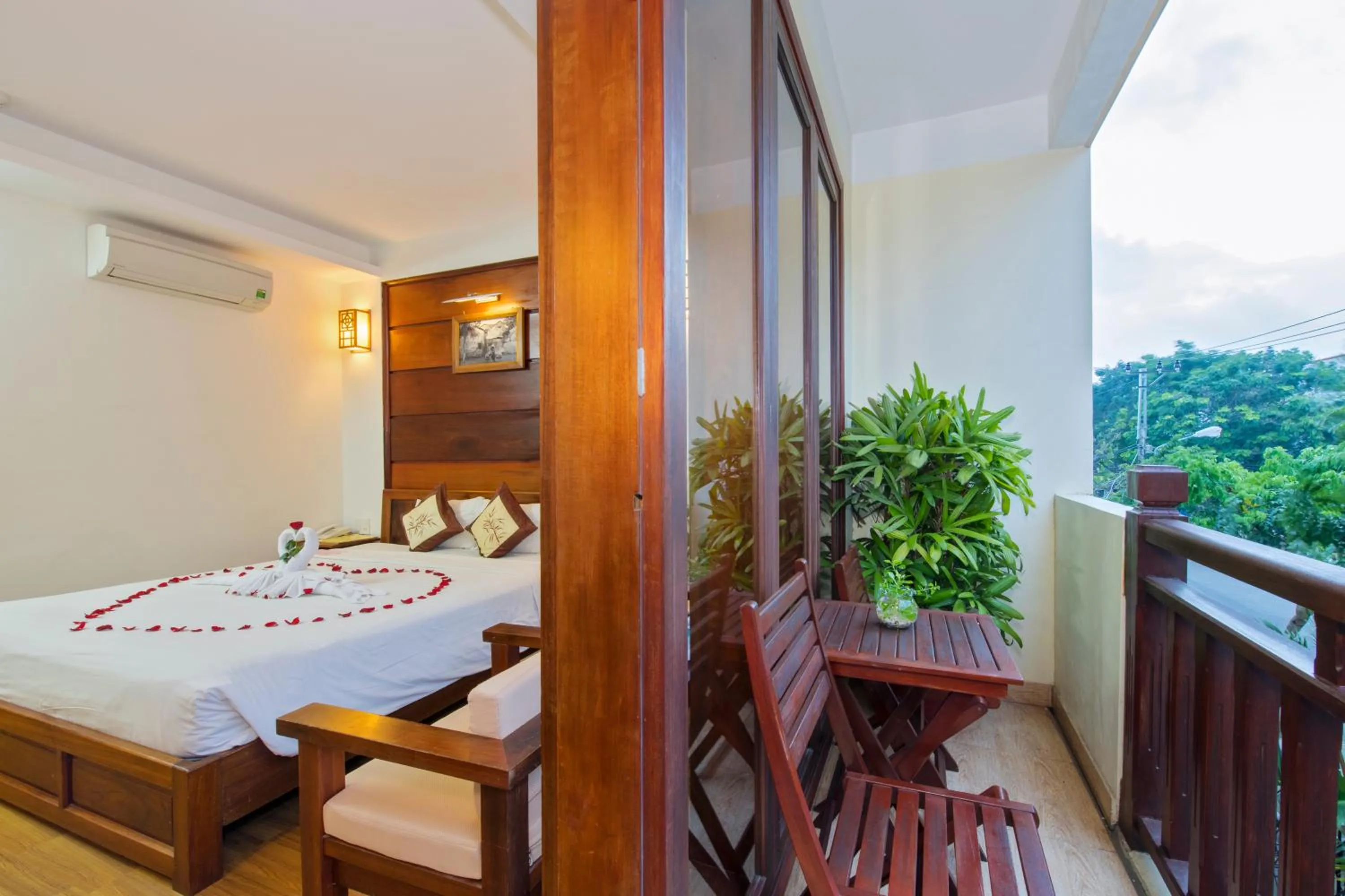 Balcony/Terrace, Bed in Kiman Hoi An Hotel