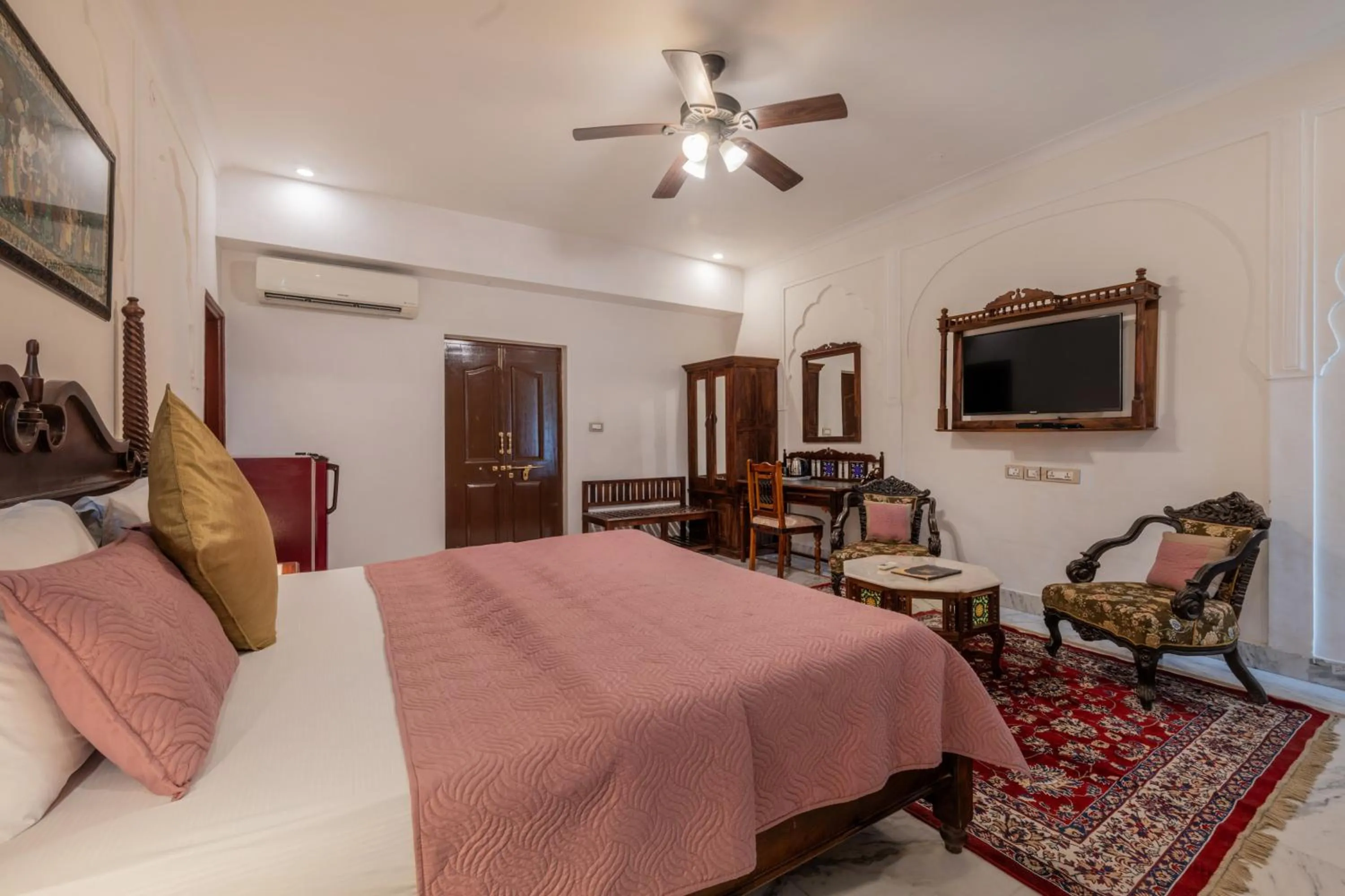 Communal lounge/ TV room, Bed in Rajasthan Palace - A Heritage Boutique Hotel in Jaipur