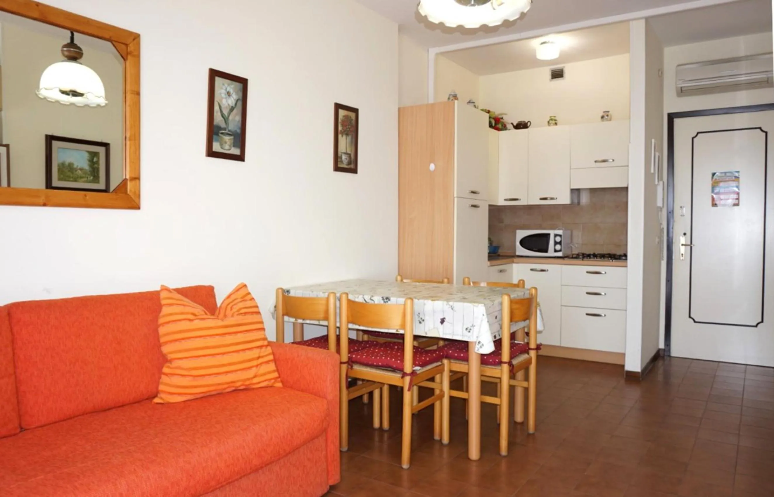 Communal lounge/ TV room in Flat with shared pool