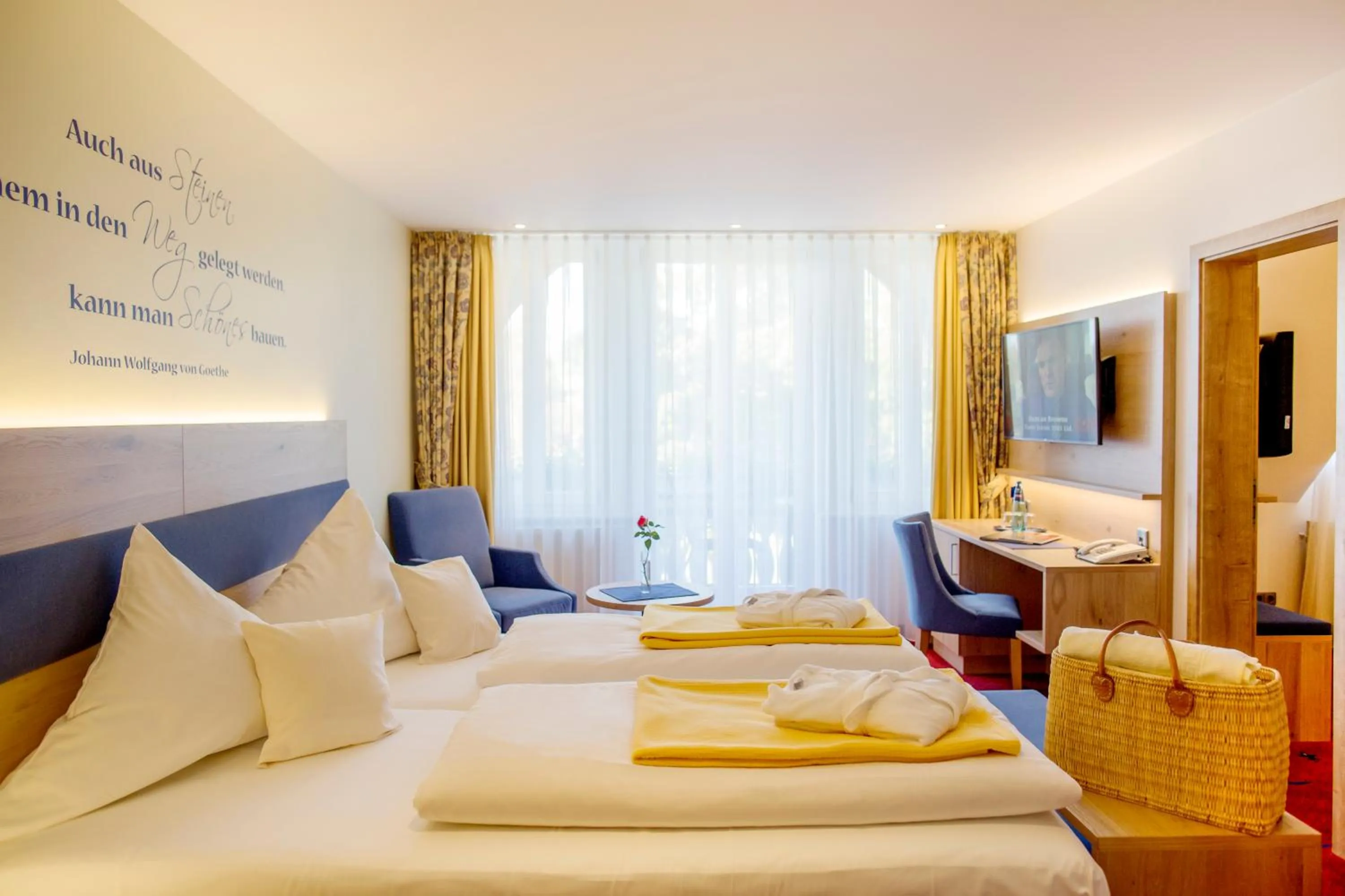 Shower, Bed in Möhringers Schwarzwald Hotel