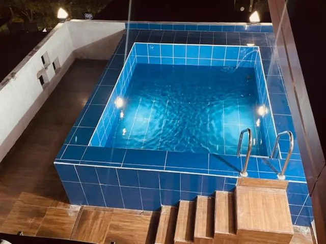 Swimming pool in KINGS GATE Airport TRANSIT HOTEL