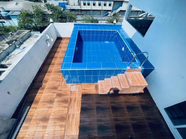 Swimming pool in KINGS GATE Airport TRANSIT HOTEL