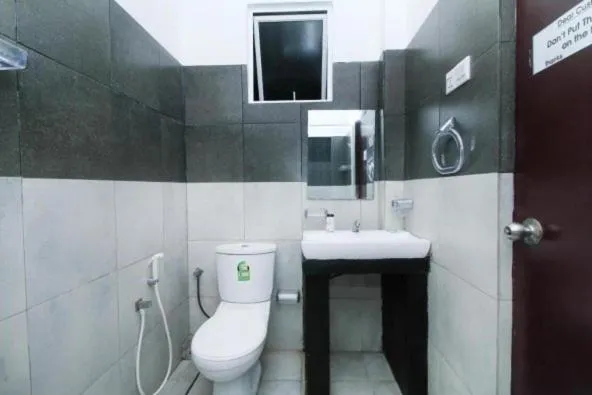 Bathroom in KINGS GATE Airport TRANSIT HOTEL