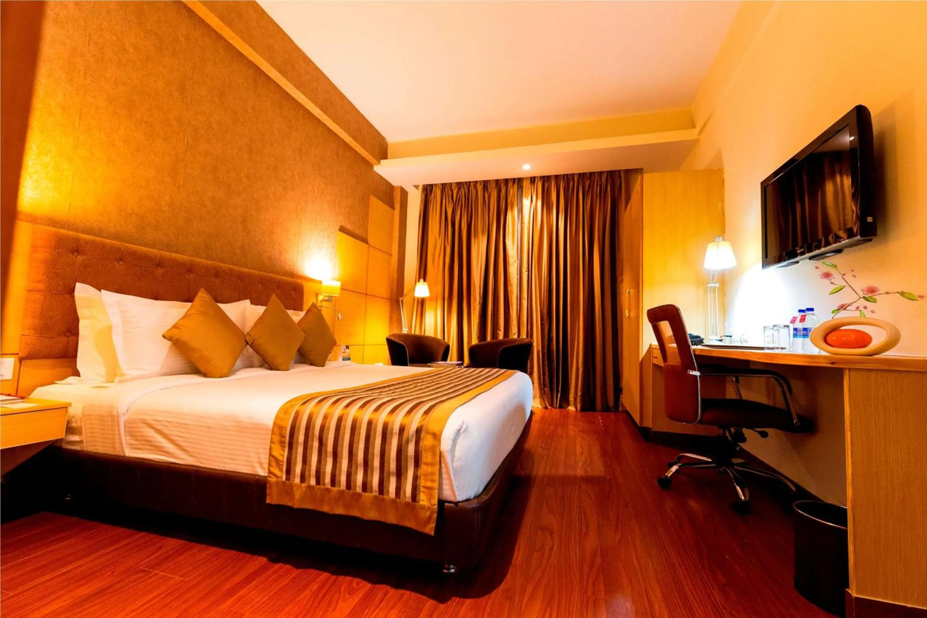 Photo of the whole room, Bed in Ramada Neemrana