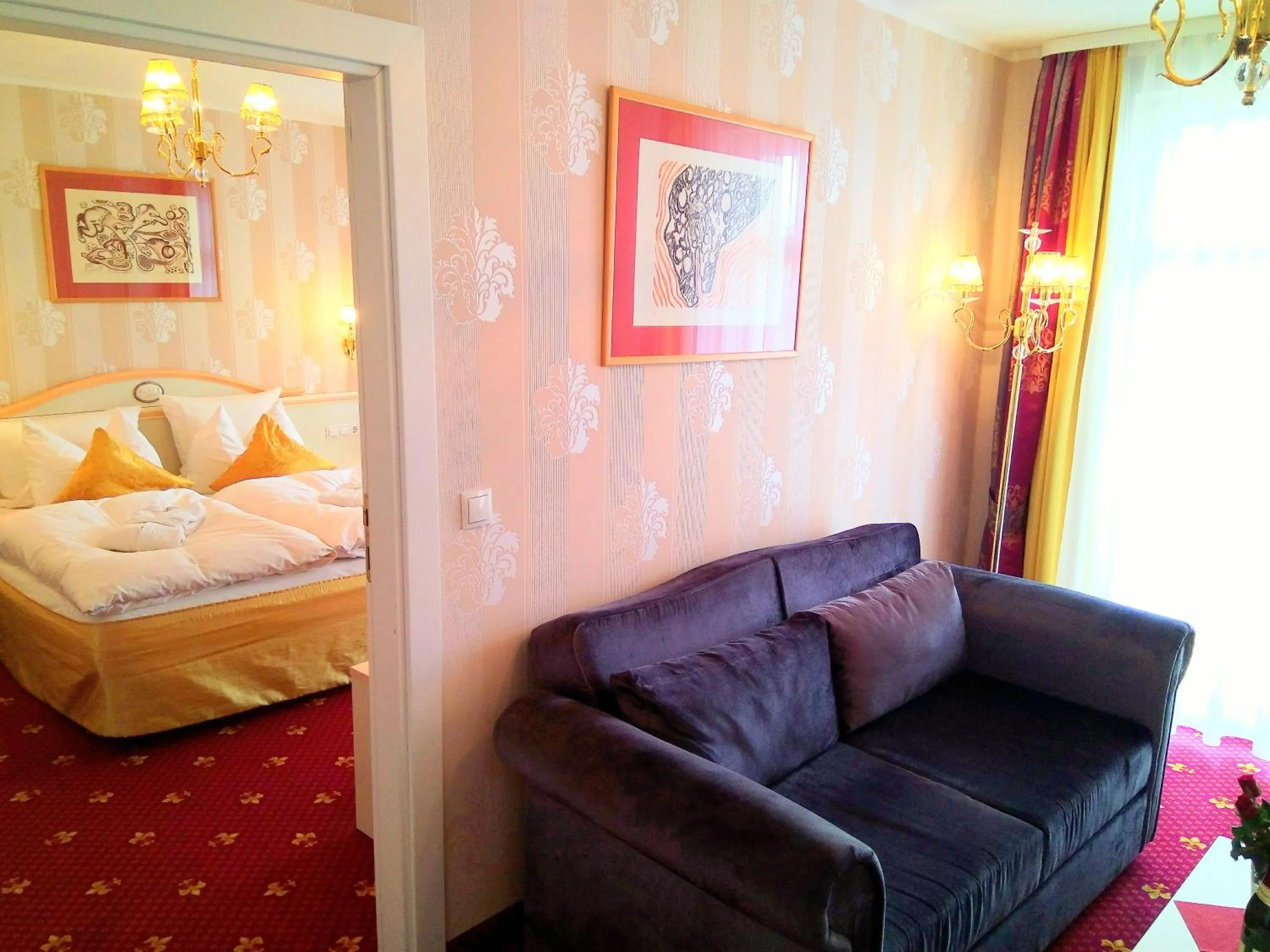 Photo of the whole room, Bed in Alexa Hotel