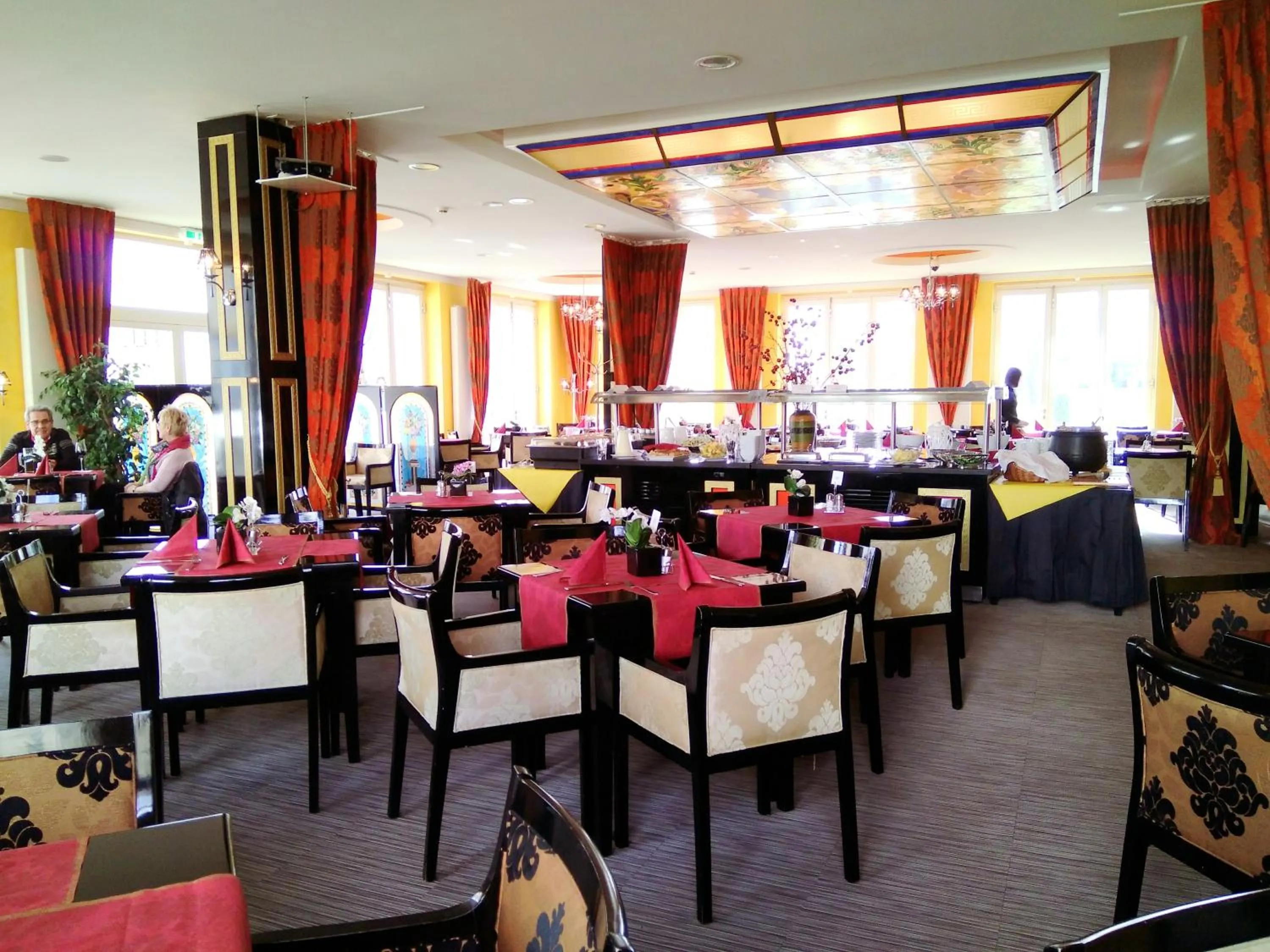 Restaurant/places to eat in Alexa Hotel