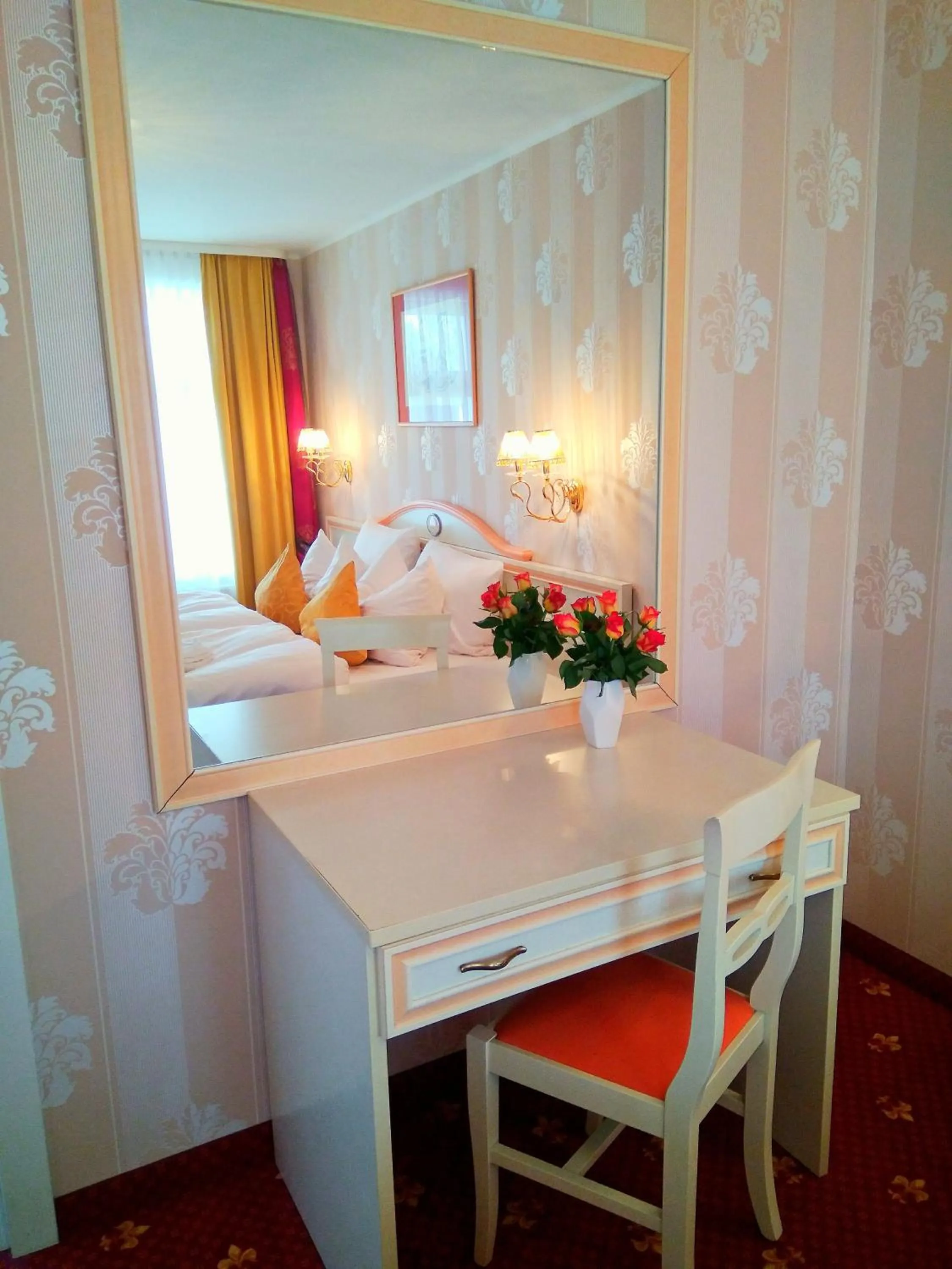 Seating area, Bed in Alexa Hotel