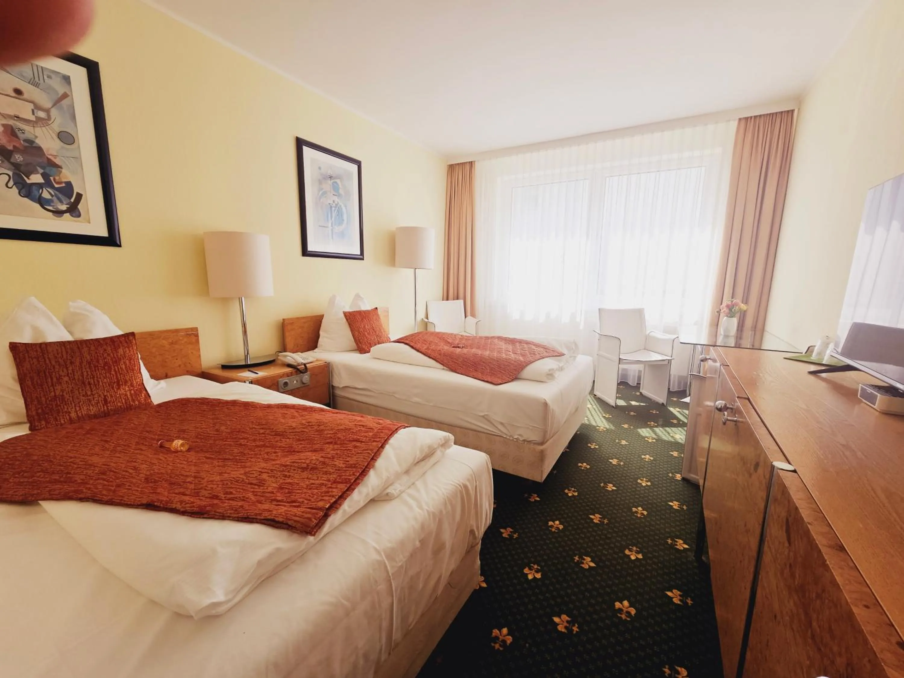 Photo of the whole room, Bed in Alexa Hotel