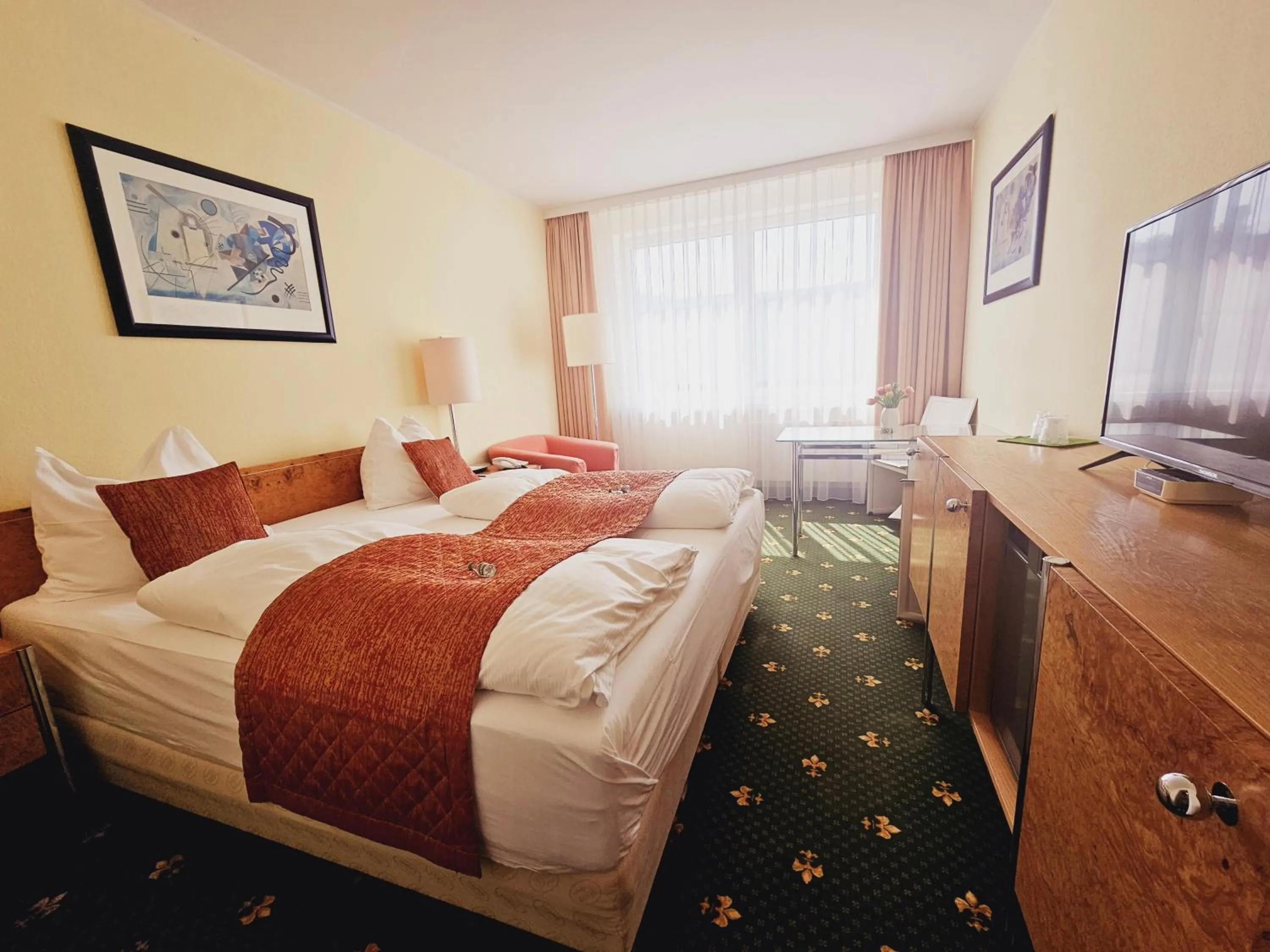 Photo of the whole room, Bed in Alexa Hotel