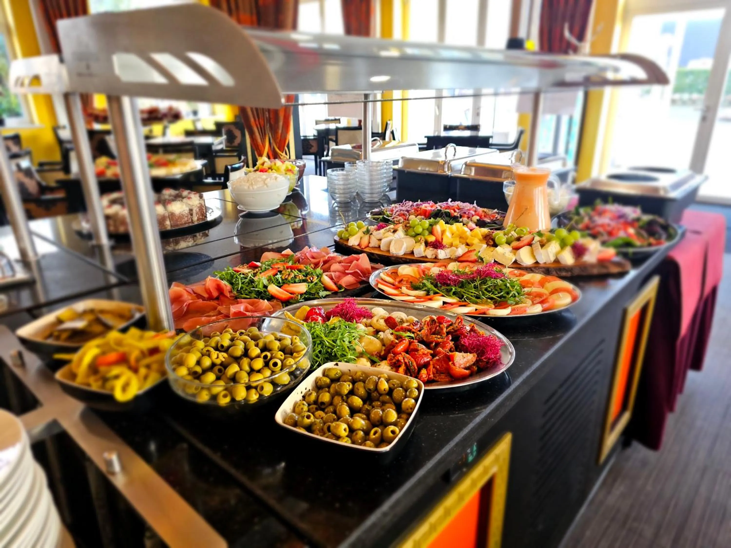 Restaurant/places to eat in Alexa Hotel