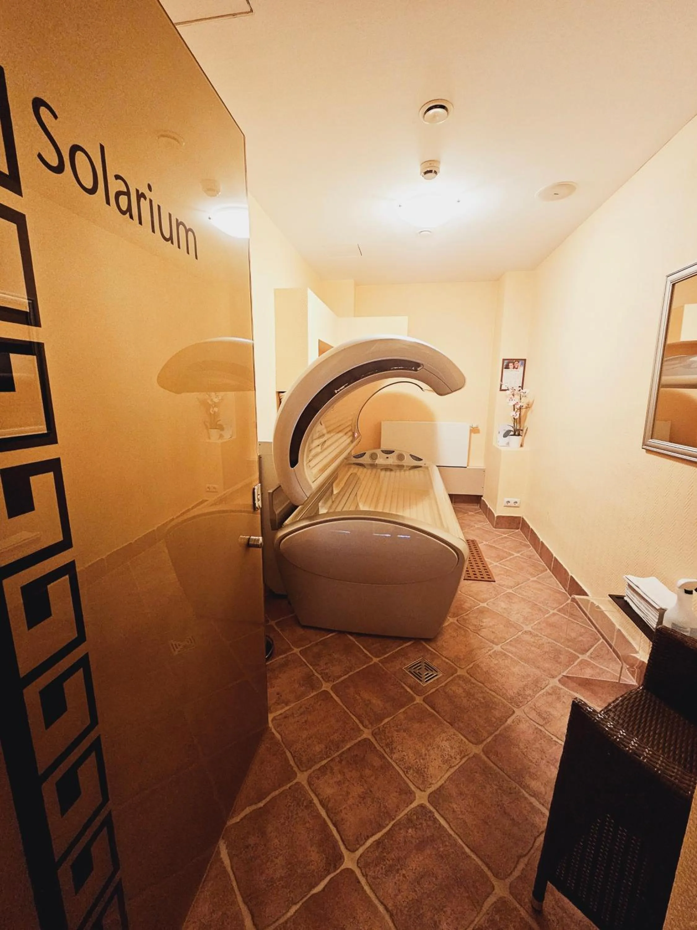 Solarium, Bed in Alexa Hotel