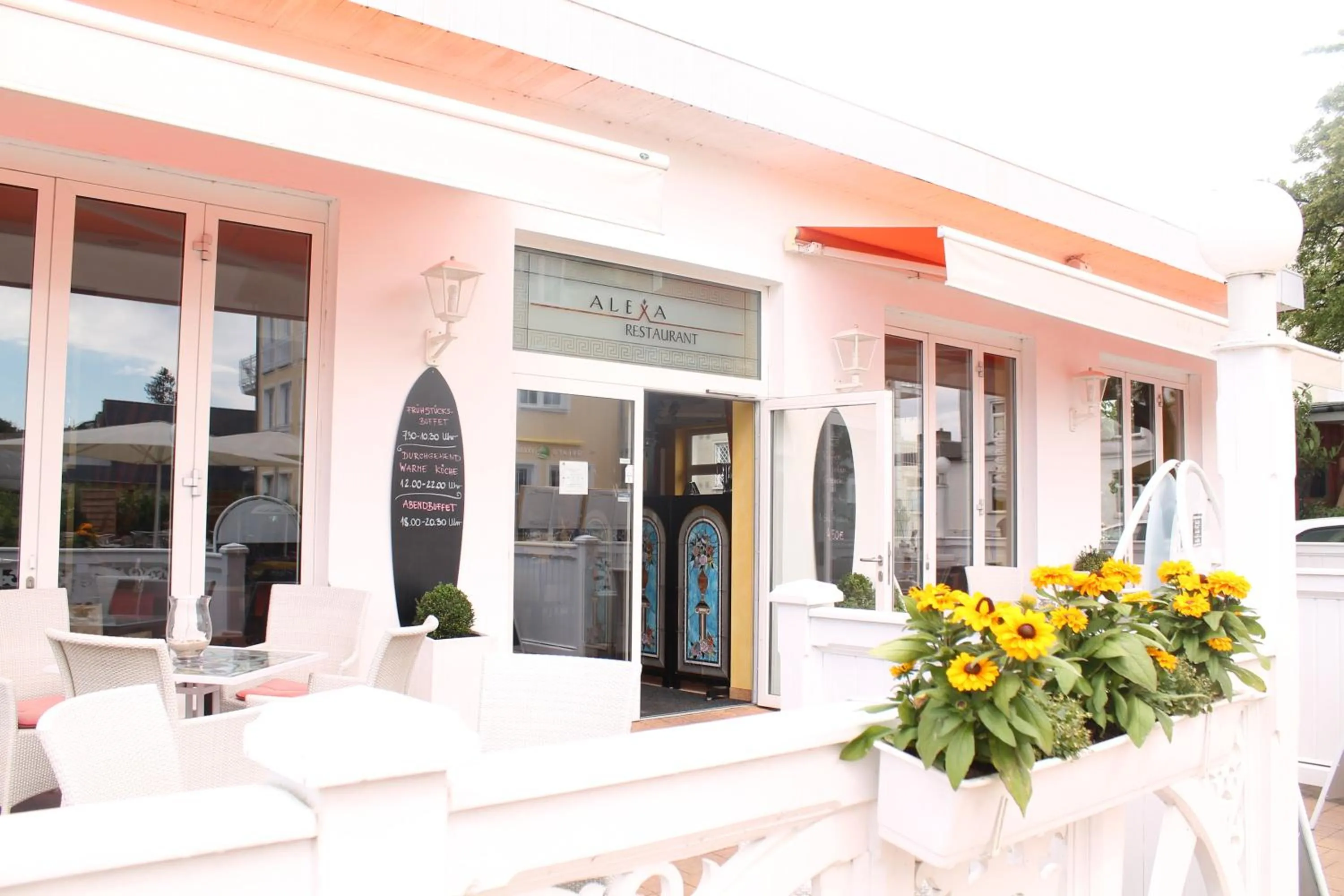 Restaurant/places to eat in Alexa Hotel