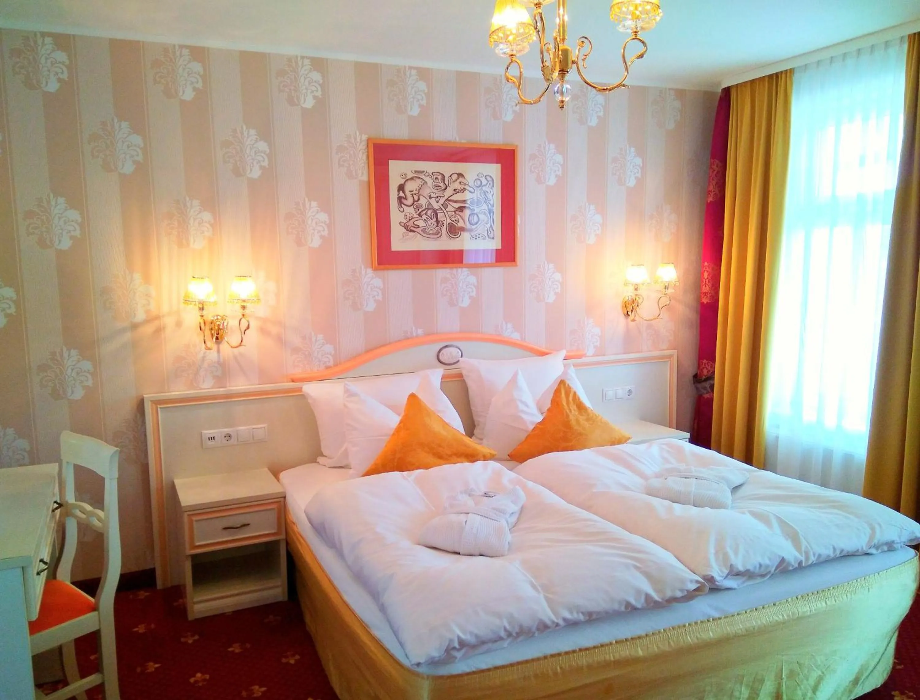 Photo of the whole room, Bed in Alexa Hotel