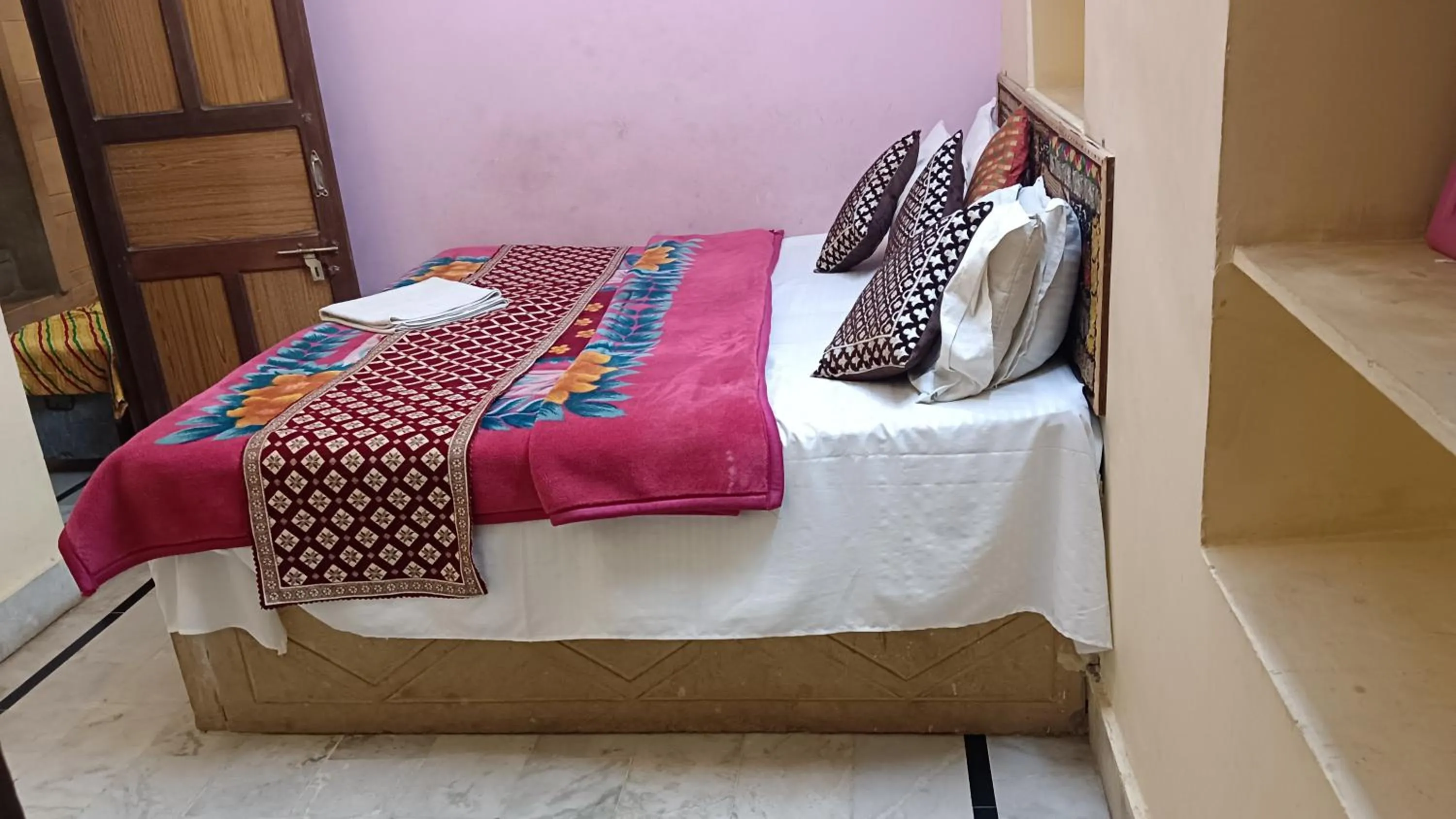Bed in Hotel Neem Haveli