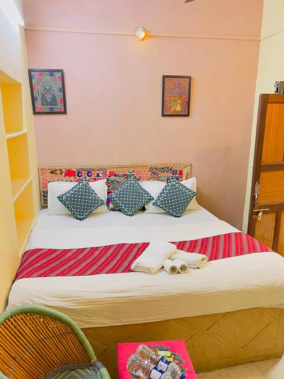 Bed in Hotel Neem Haveli