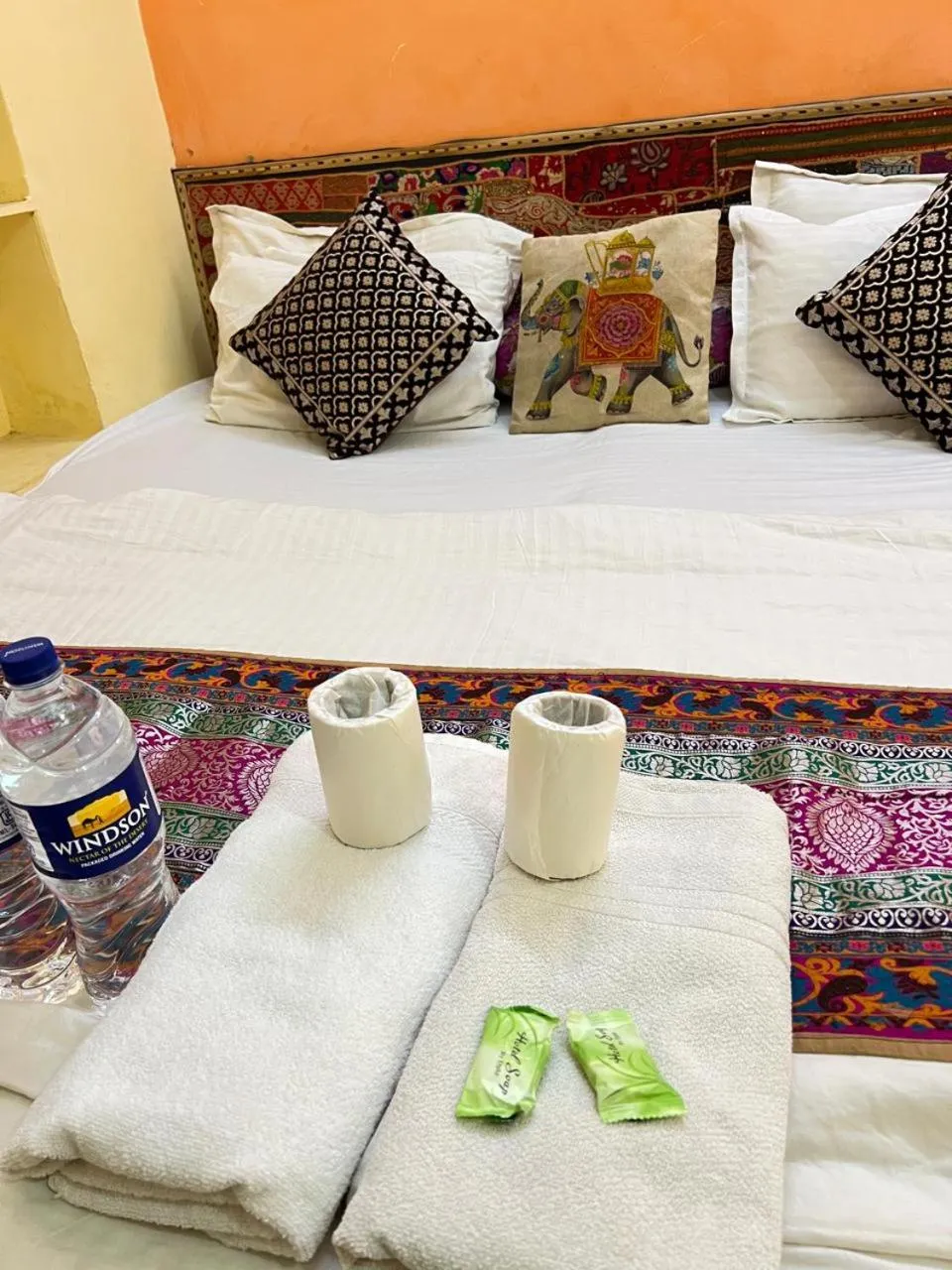 Bed in Hotel Neem Haveli