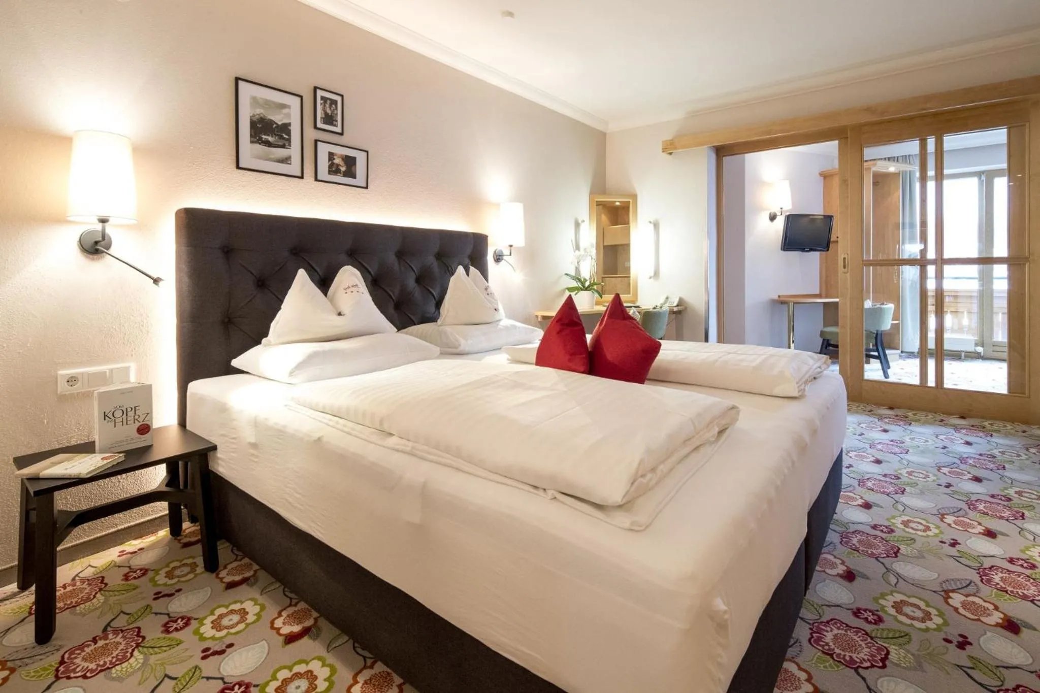 room service, Bed in Familienhotel Felsenhof