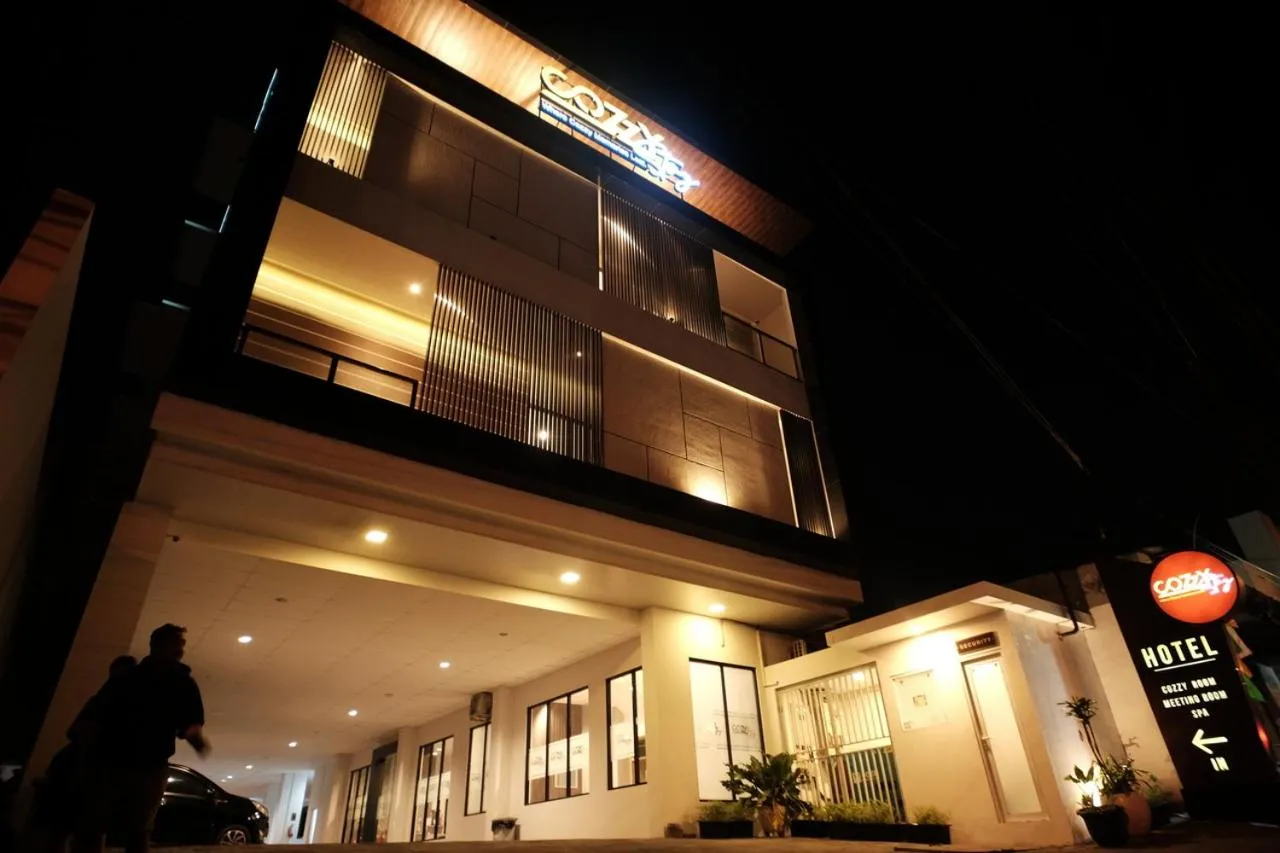 Facade/entrance in Cozzy Stay Hotel Semarang by Sinergi