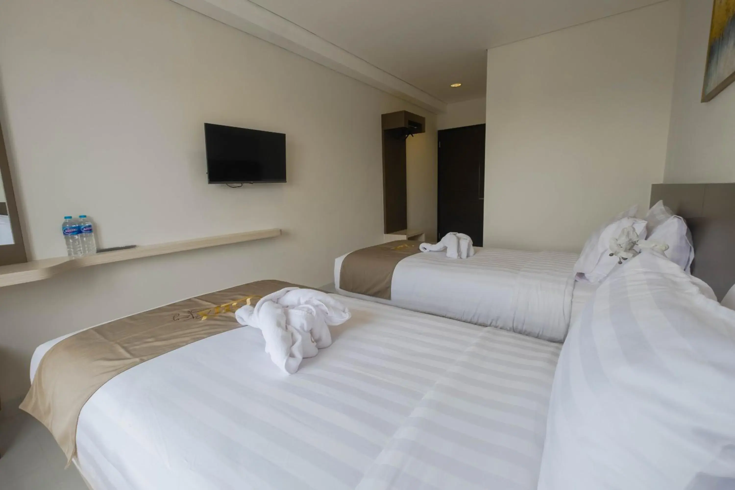 Superior Double or Twin Room in Cozzy Stay Hotel Semarang by Sinergi Superior Double or Twin Room in Cozzy Stay Hotel Semarang by Sinergi