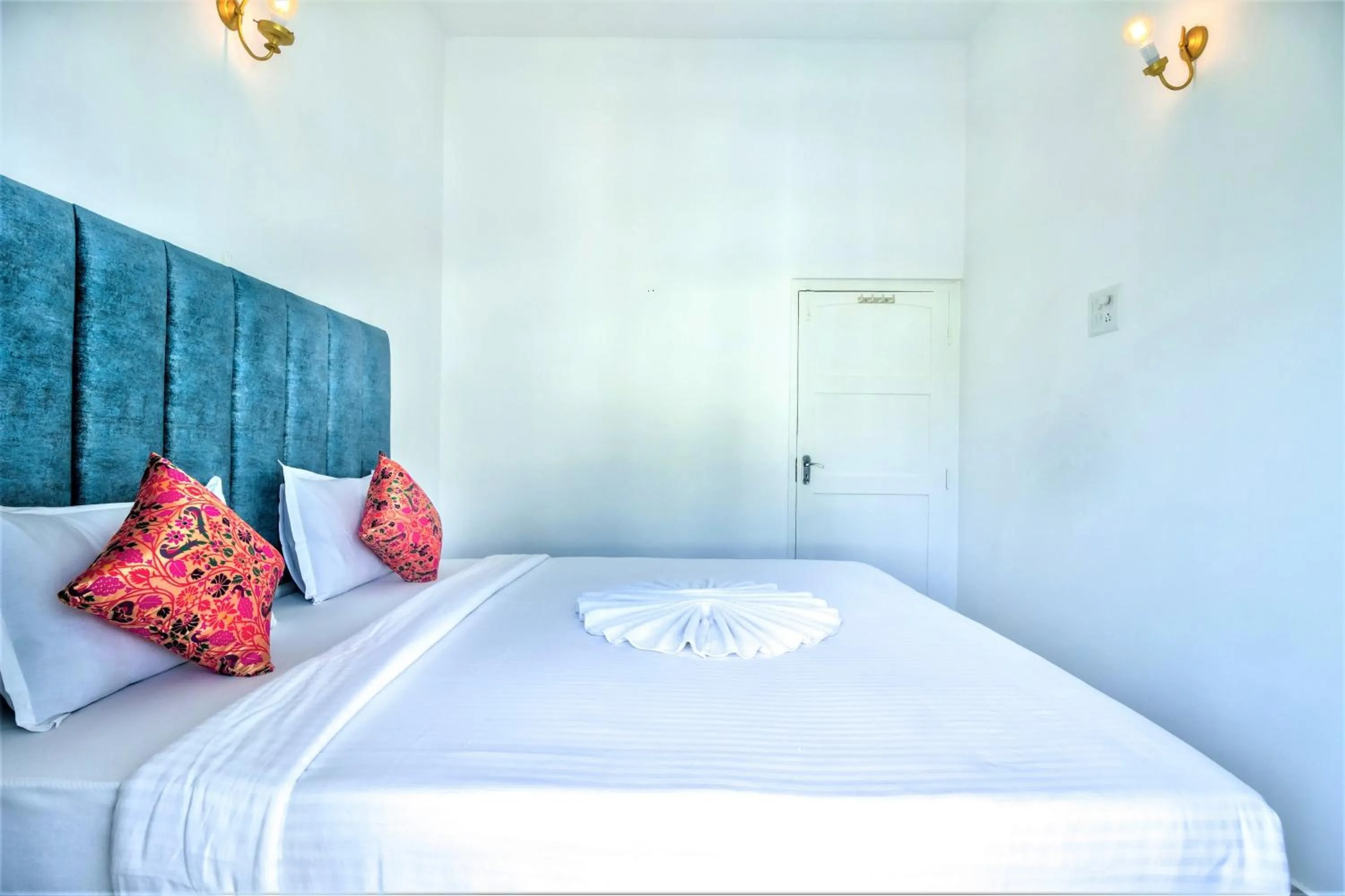 Bedroom, Bed in Santa Monica Resort - Calangute