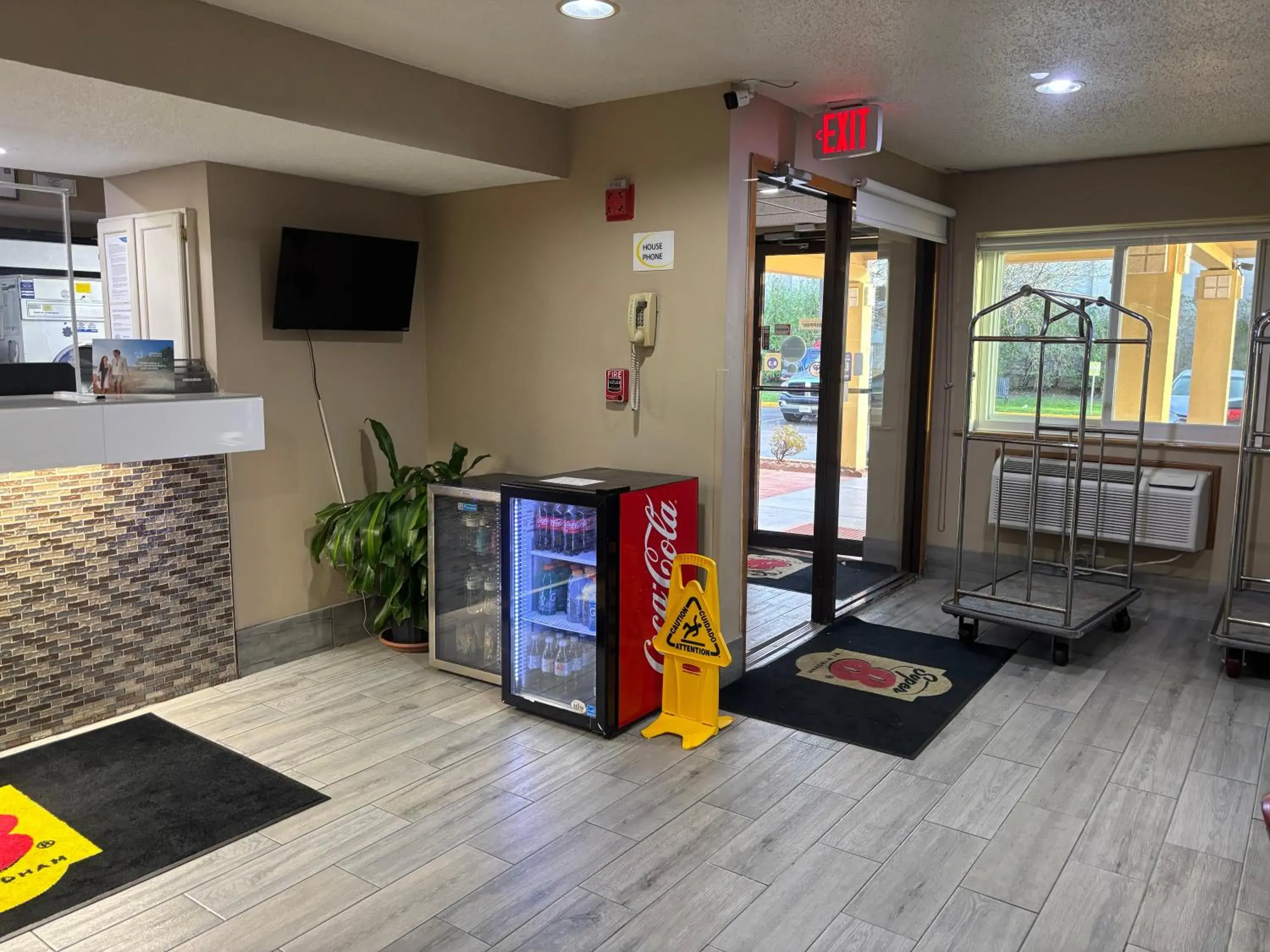 Facade/entrance in Super 8 by Wyndham Mundelein/Libertyville Area Facade/entrance in Super 8 by Wyndham Mundelein/Libertyville Area