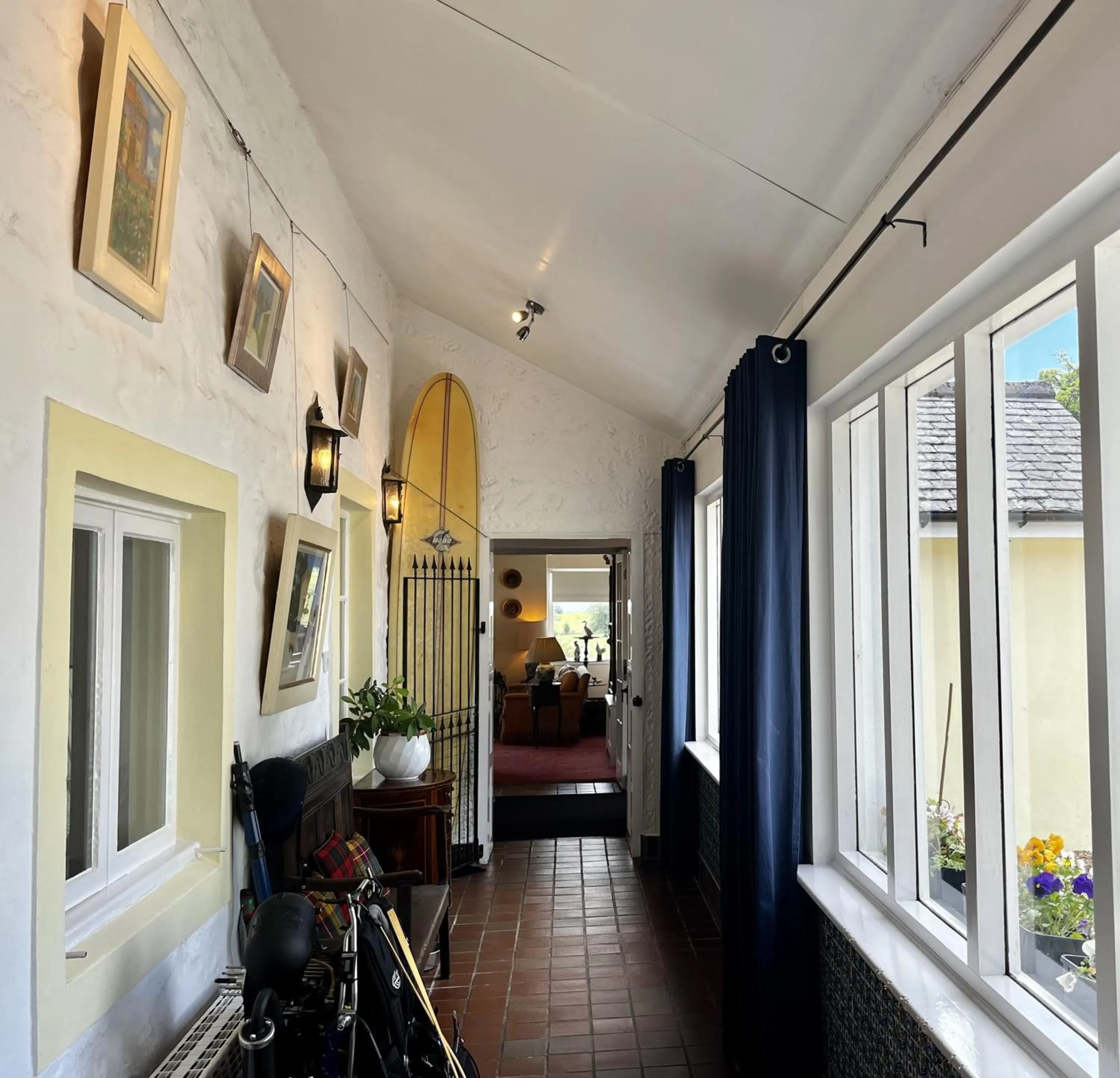 Facade/entrance in Whitehouse