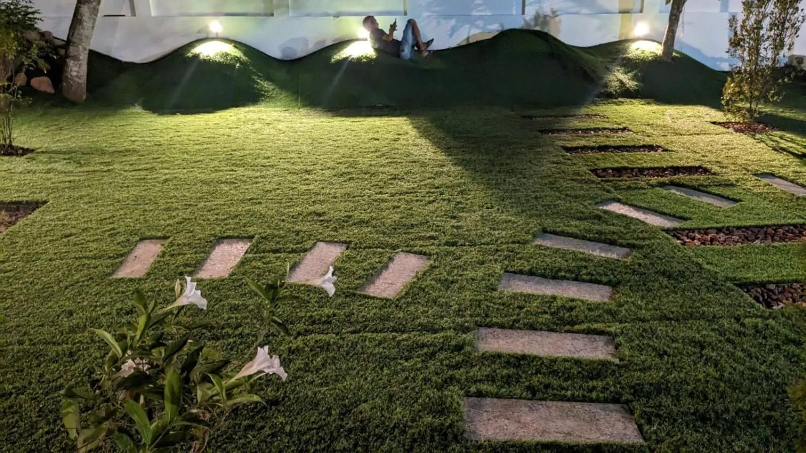 Garden in Lake Palace Family Resort Kumarakom