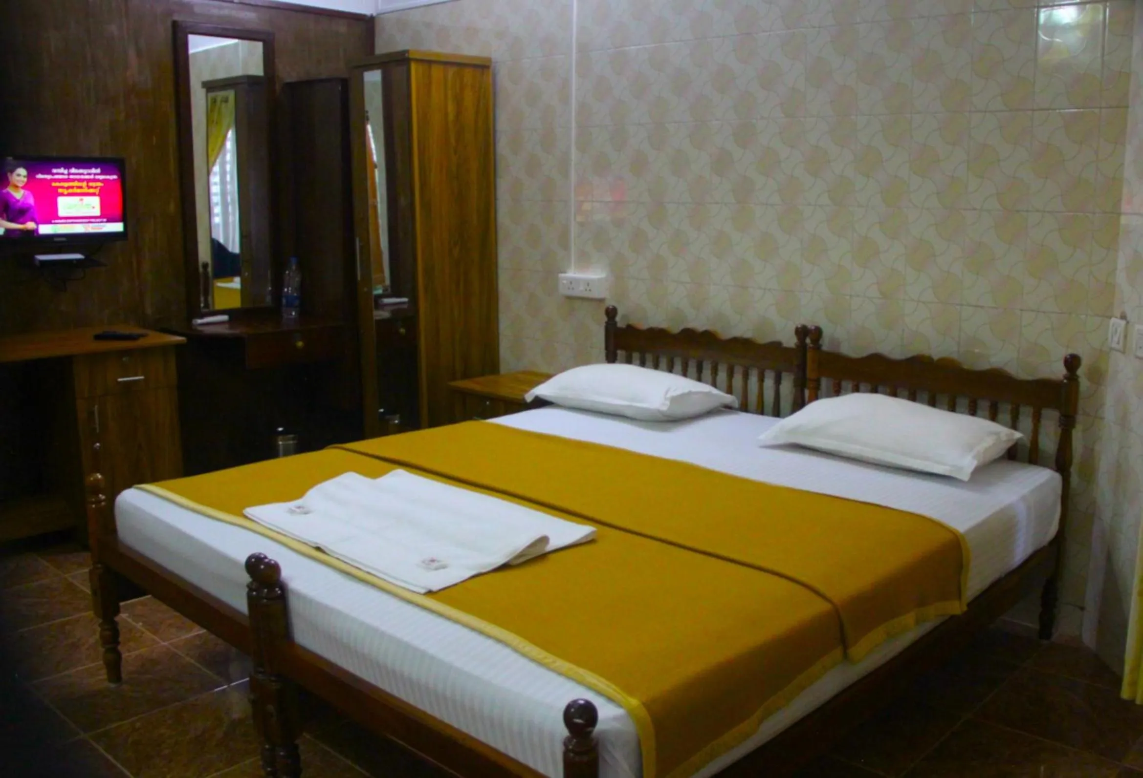 Bed in Lake Palace Family Resort Kumarakom