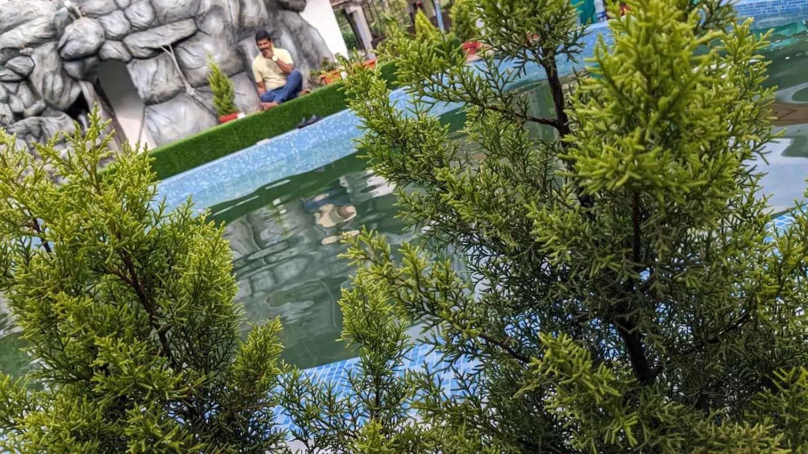 Swimming pool in Lake Palace Family Resort Kumarakom