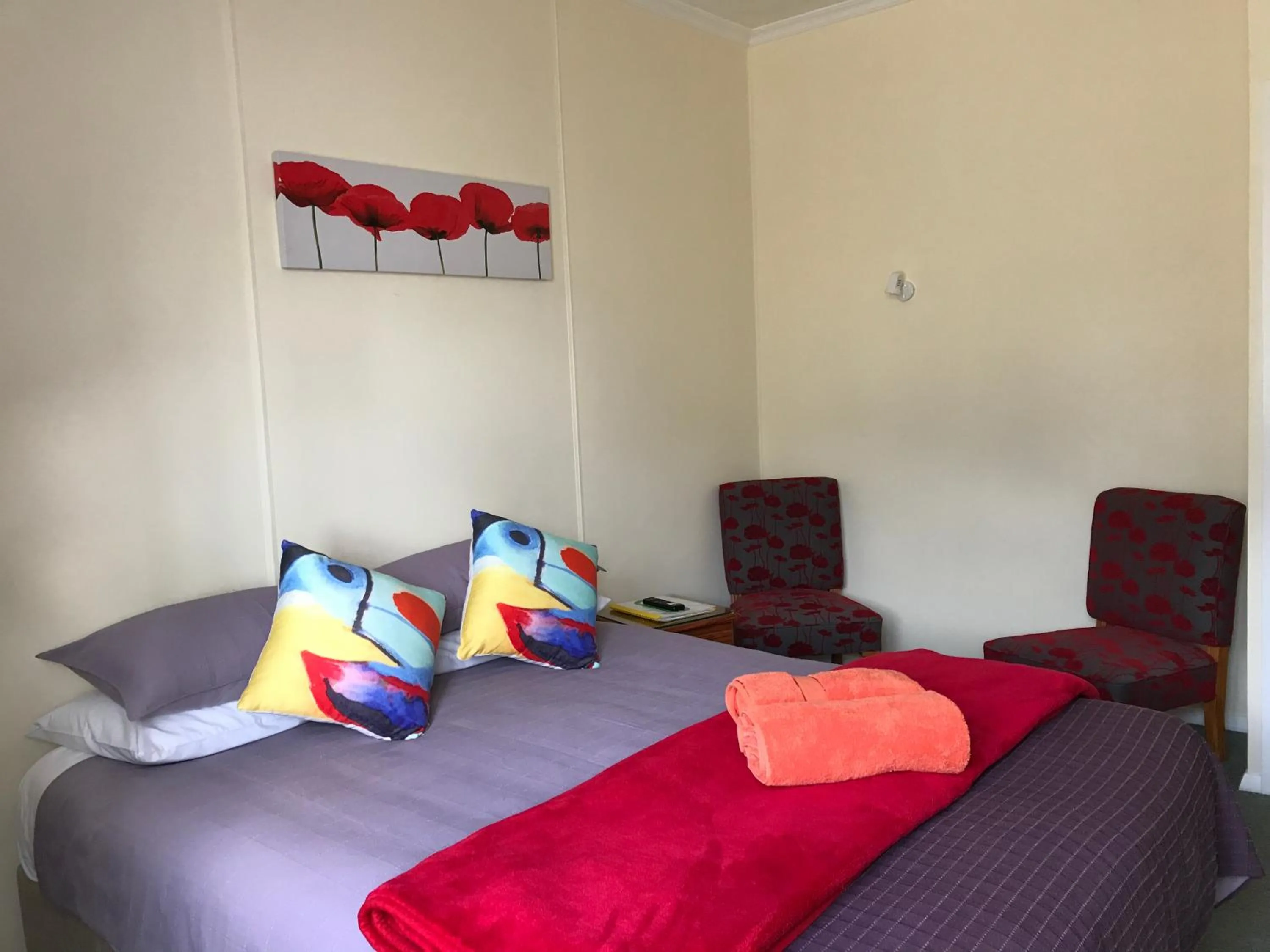 Bed in Picton House B&B and Motel