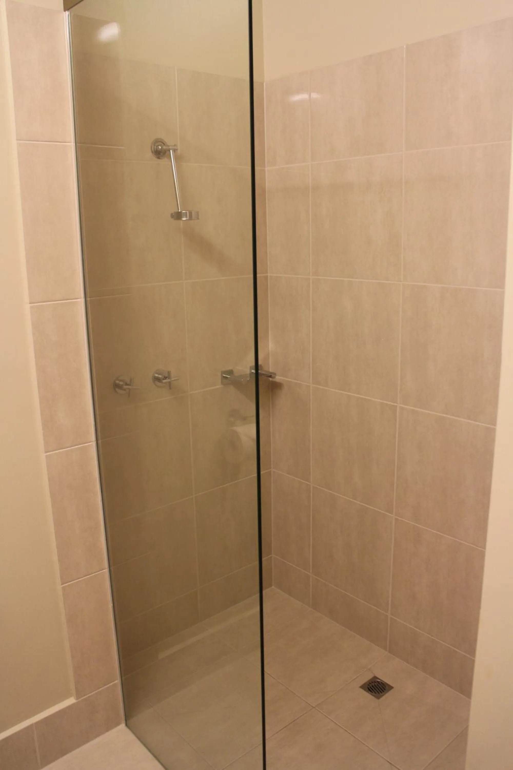 Shower in Bayview Motel Rosebud/Rye