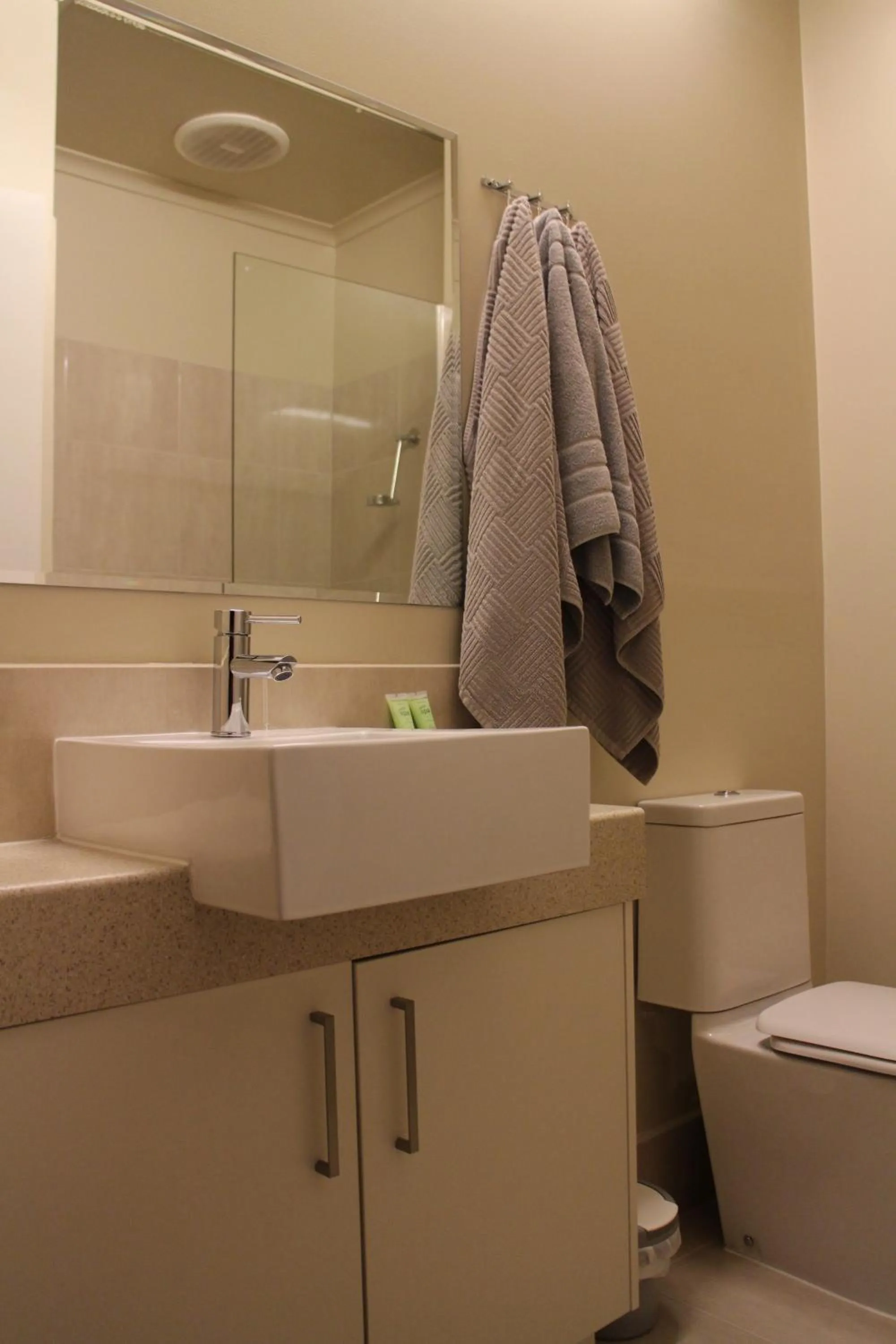 Bathroom in Bayview Motel Rosebud/Rye