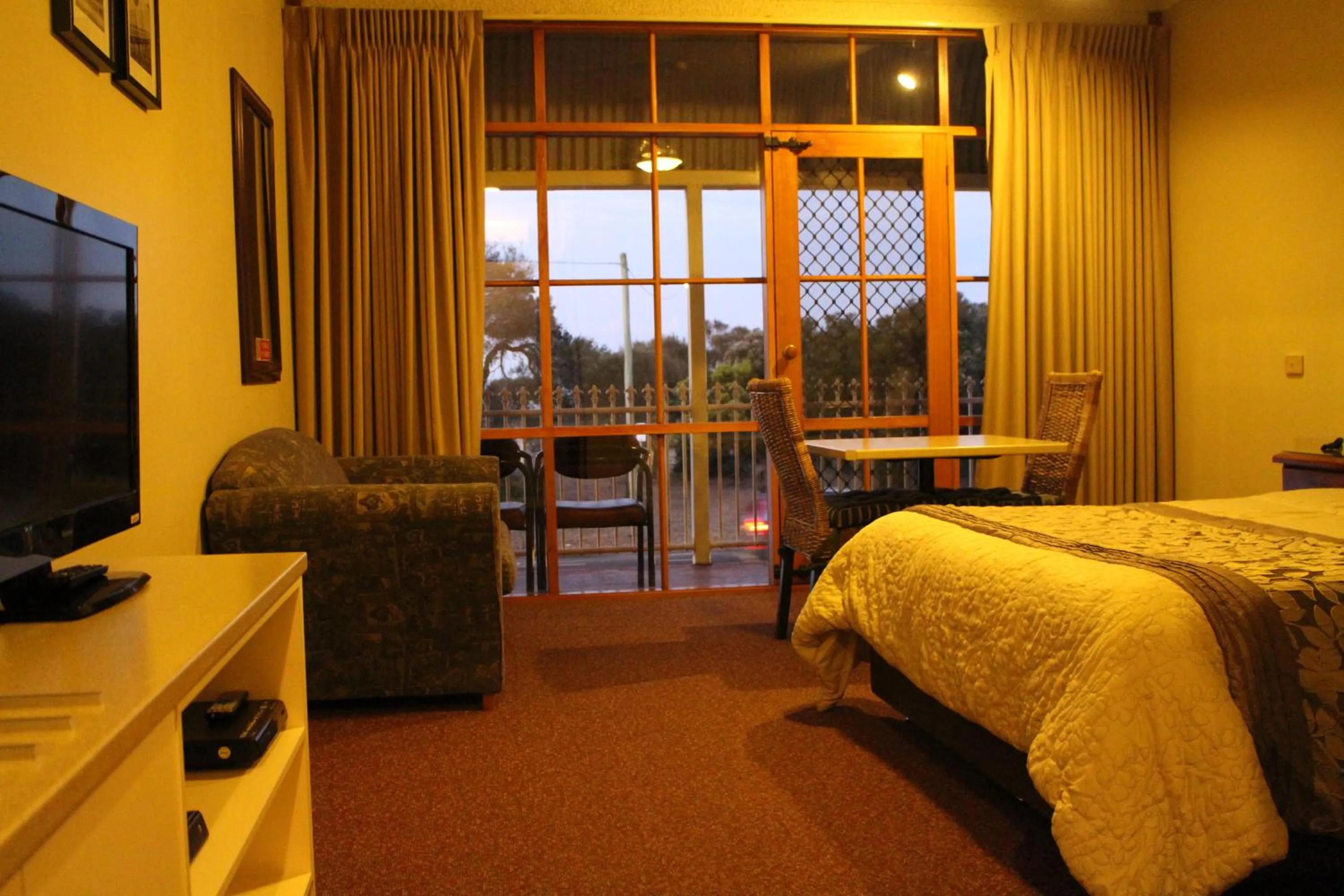 Balcony/Terrace, Bed in Bayview Motel Rosebud/Rye