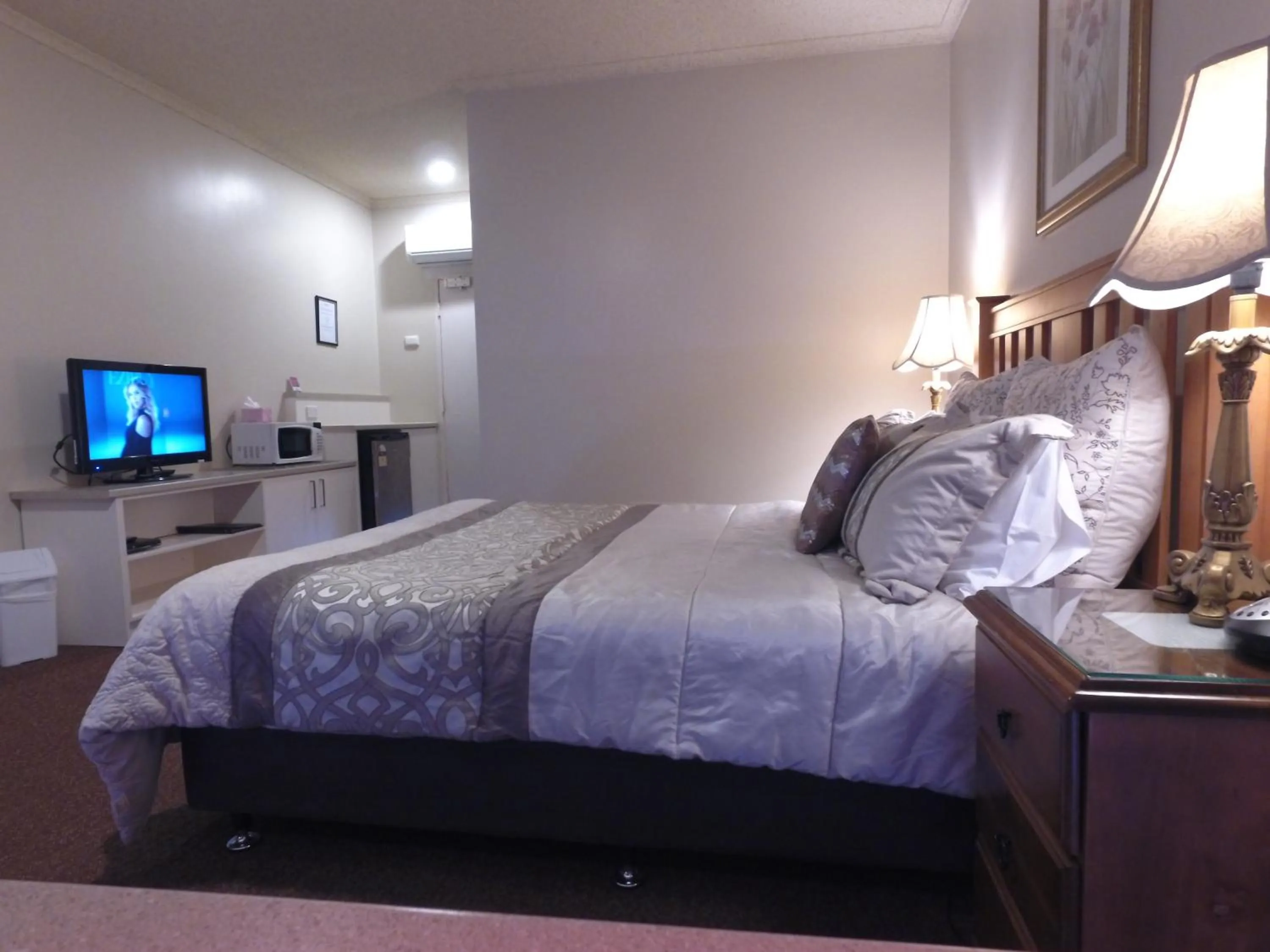 Coffee/tea facilities, Bed in Bayview Motel Rosebud/Rye