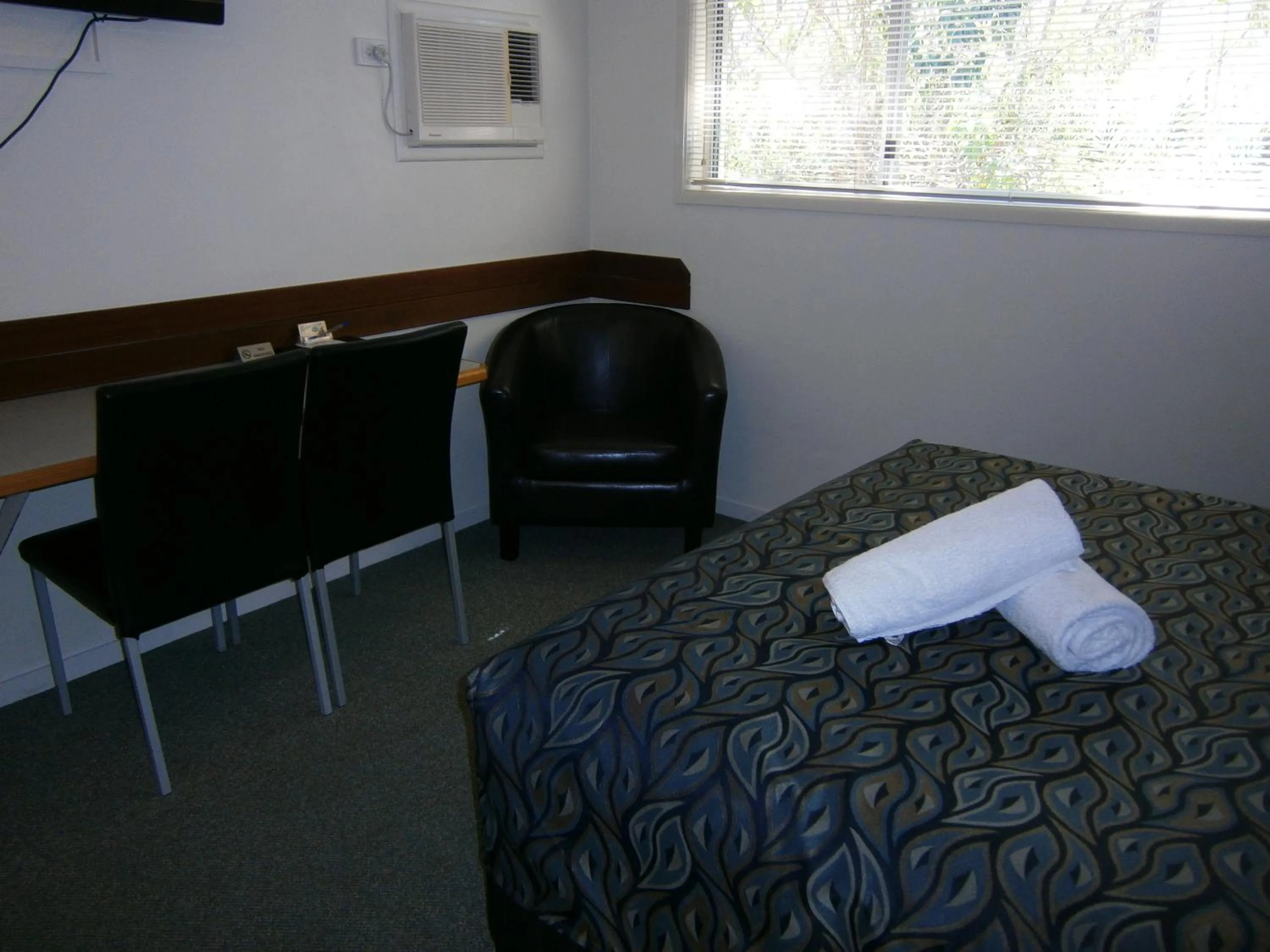 Seating area, Bed in Kellys Motel Oakey