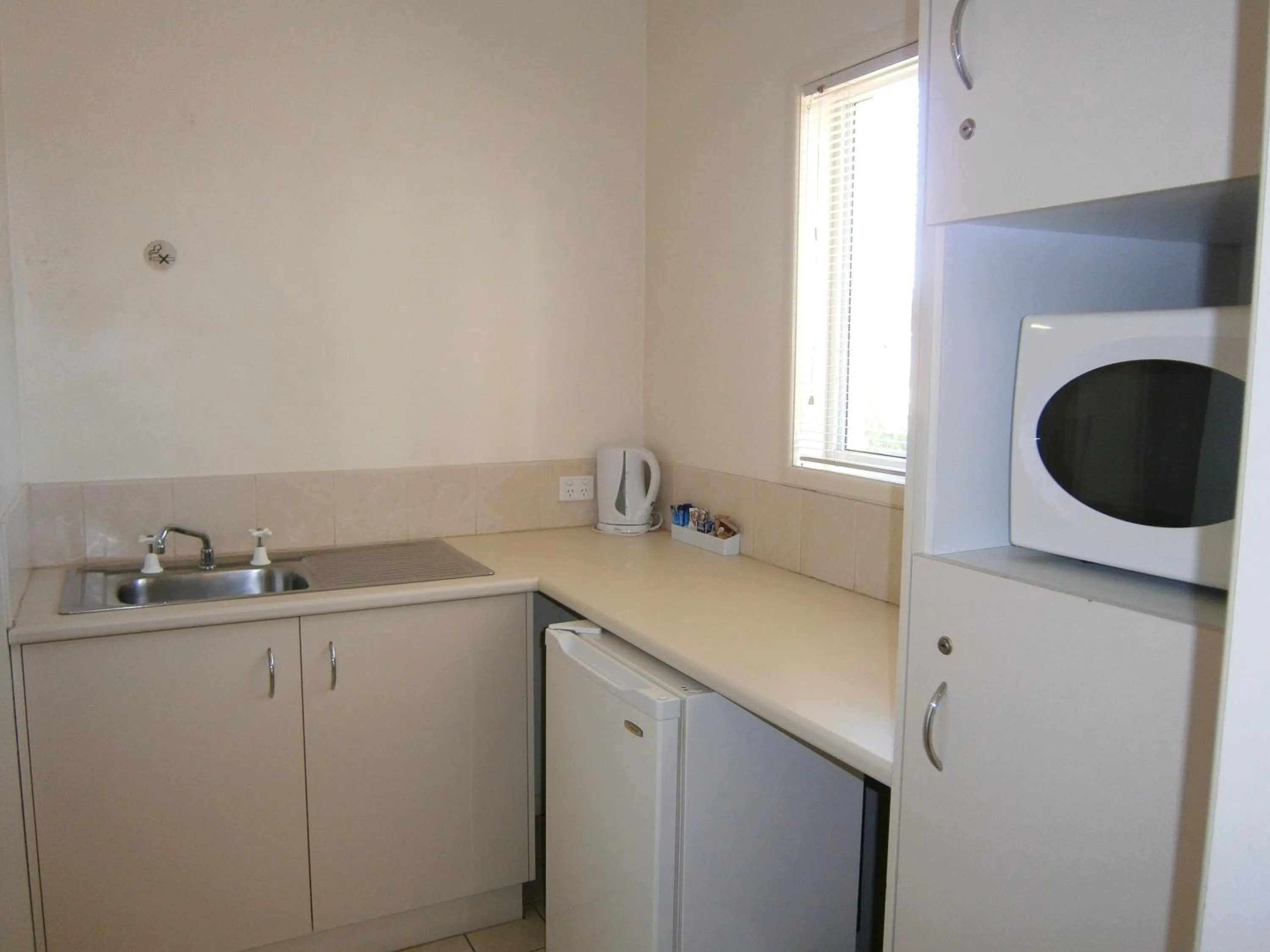 Kitchen or kitchenette in Kellys Motel Oakey